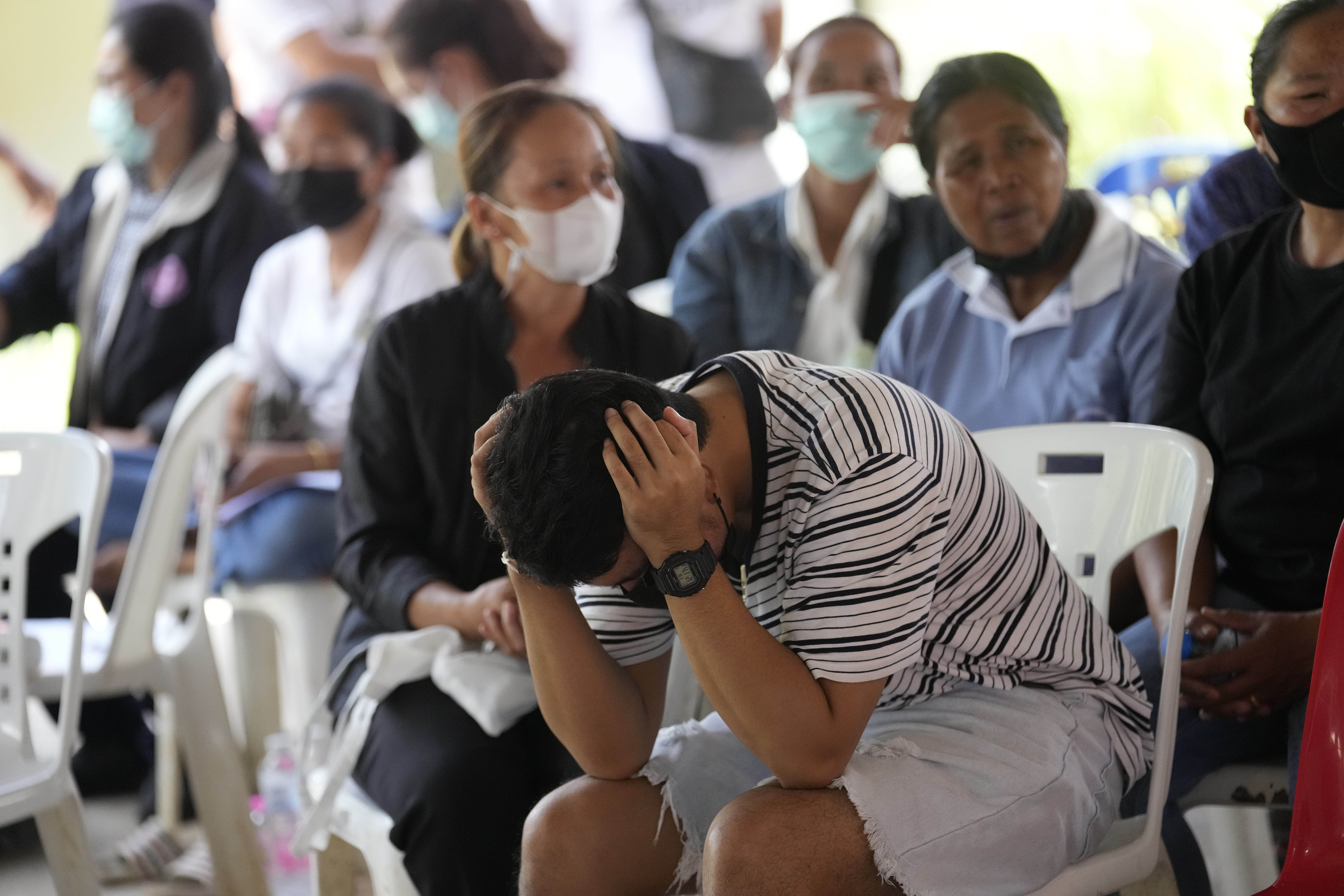 24 småbarn i to-treårsalderen og tolv voksne ble drept da en avsatt politimann angrep en barnehage i Uthai Sawan nordøst i Thailand torsdag. Foto: AP / NTB