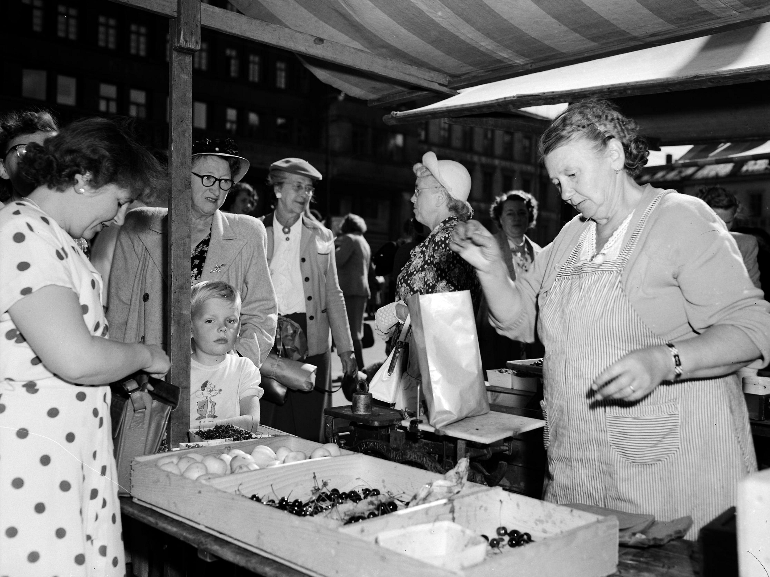 TORGHANDEL PÅ YOUNGSTORGET 1952: Torghandelen blomstra fram til 1980-tallet. Ei stund var torget dominert av biler, inntil det ble rehabilitert på midten av 1990-tallet. 