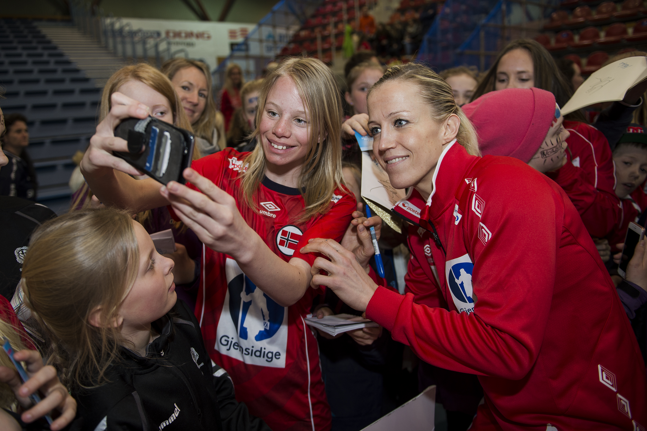 Håndballjentene er mer populære enn noen gang. Her poserer Heidi Løke med unge fans.