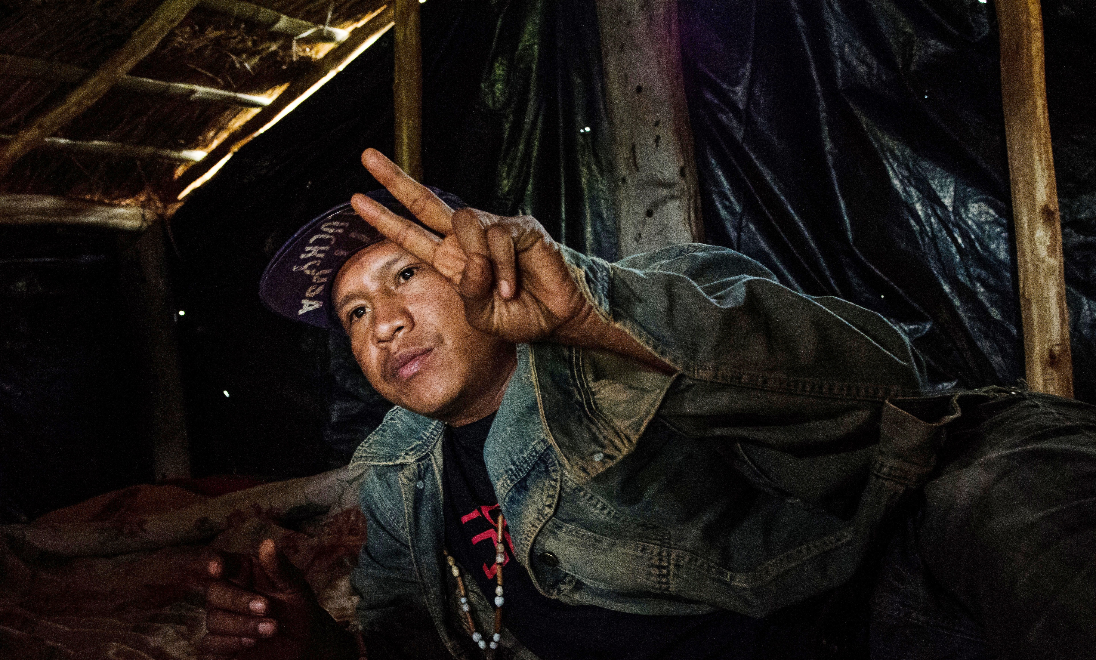 Vinden river i plasten som dekker den lille hytta i jordokkupasjonen Toropaso. Universitets­studenten Elson snakker med lav stemme når han forklarer hvordan volden mot urfolksgruppa Guarani-Kaiowá har eskalert de siste årene.