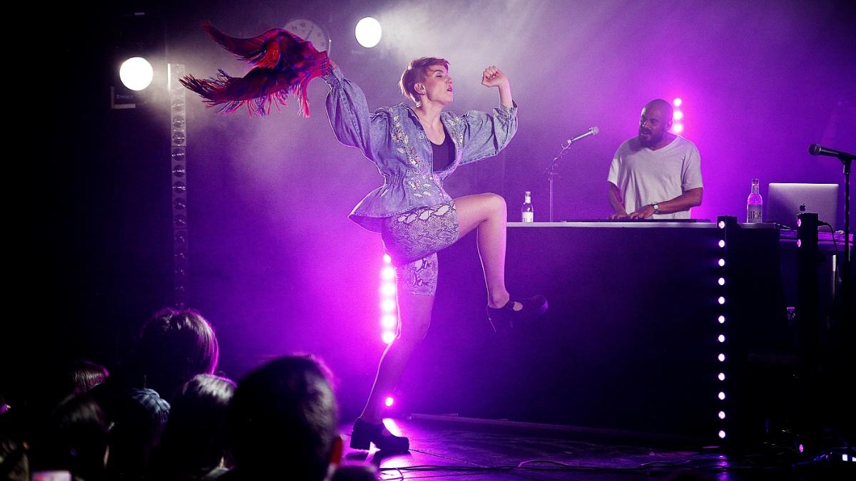 Ella Marie Hætta Isaksen og Daniel Eriksen i Isák på Parkteatret i Oslo.