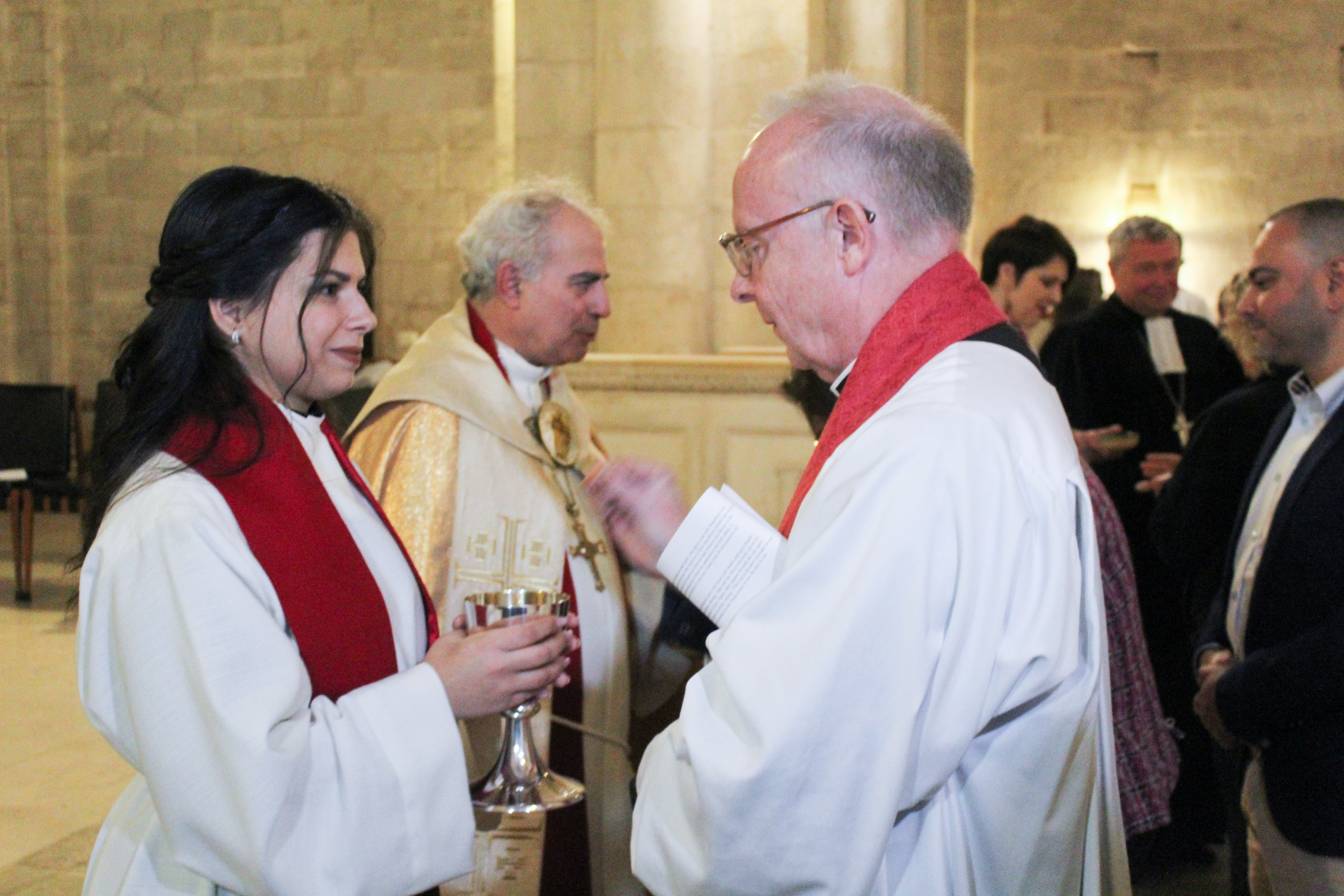 Det är hög stämning när Sally Azar som första palestinska kvinna vigs till präst i
den stora Frälsarens kyrka (Church of the Redeemer) i Jerusalem.