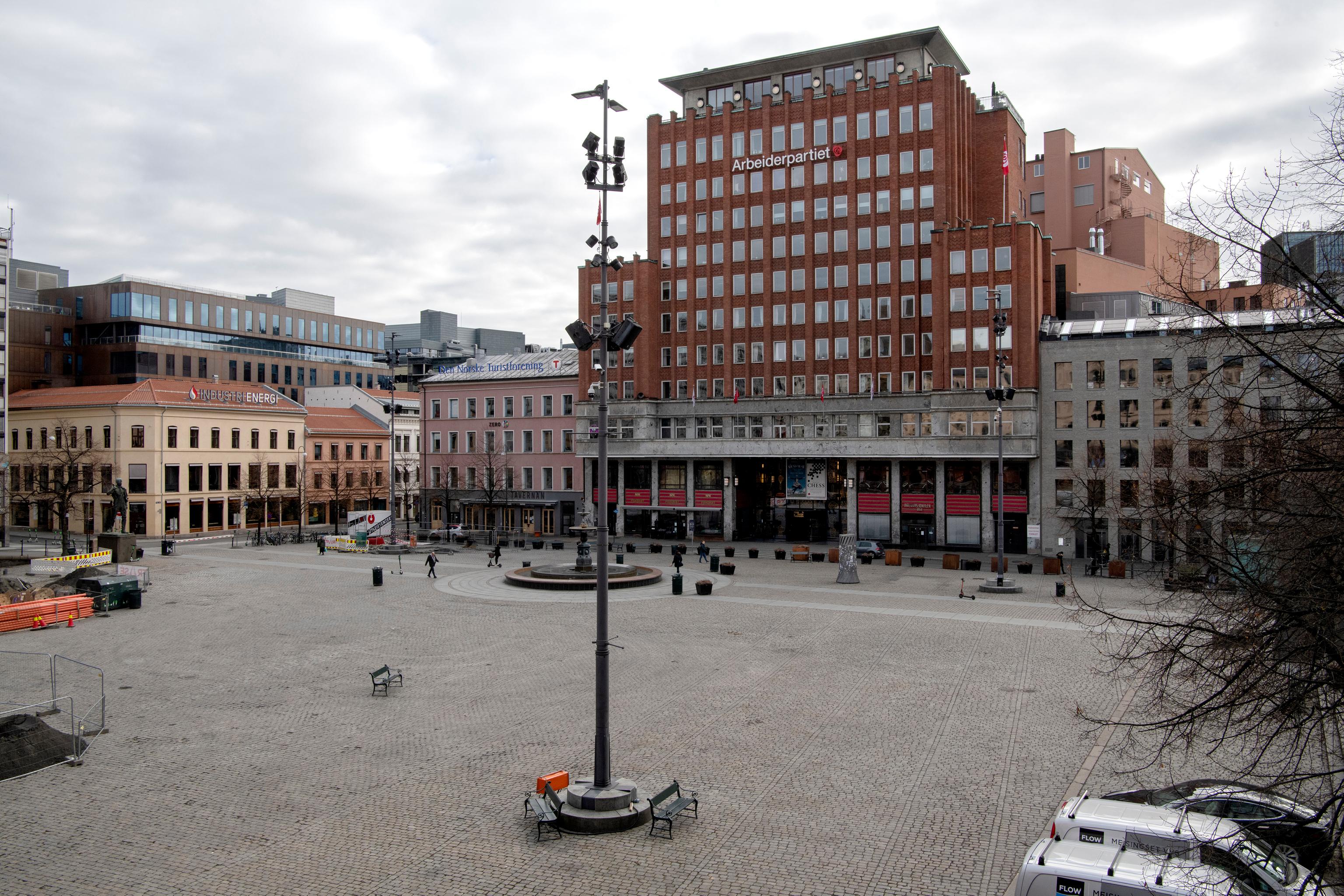 Youngstorget. Stengte utesteder pga koronautbruddet. Stille i byen. Skilt vedr. stengt. Apotek og butikker. 