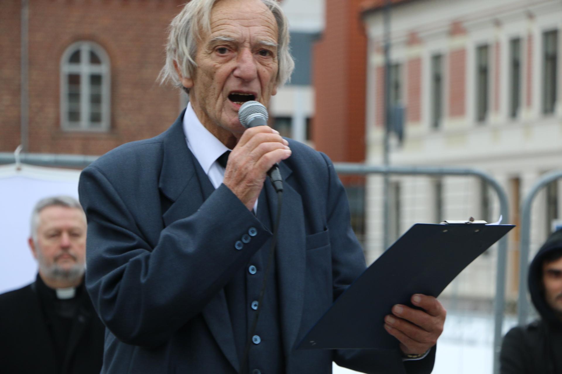 Arne Tumyr holdt appell under SIAN-markeringen. I bakgrunnen Ludvig Nessa, som hadde varslet at han ville delta.