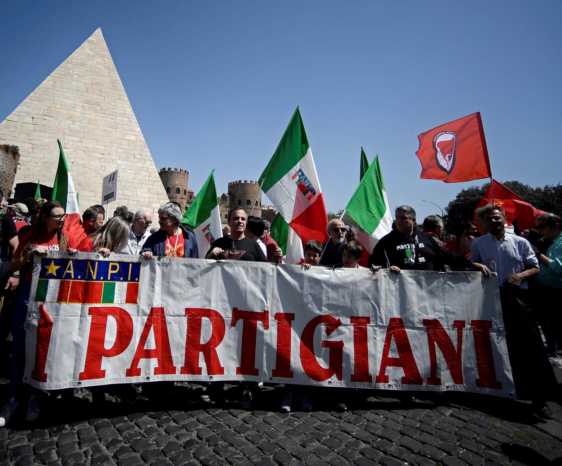 MARKERTE: Med banneret «partisaner» 25. april i år i Roma. FOTO: NTB SCANPIX