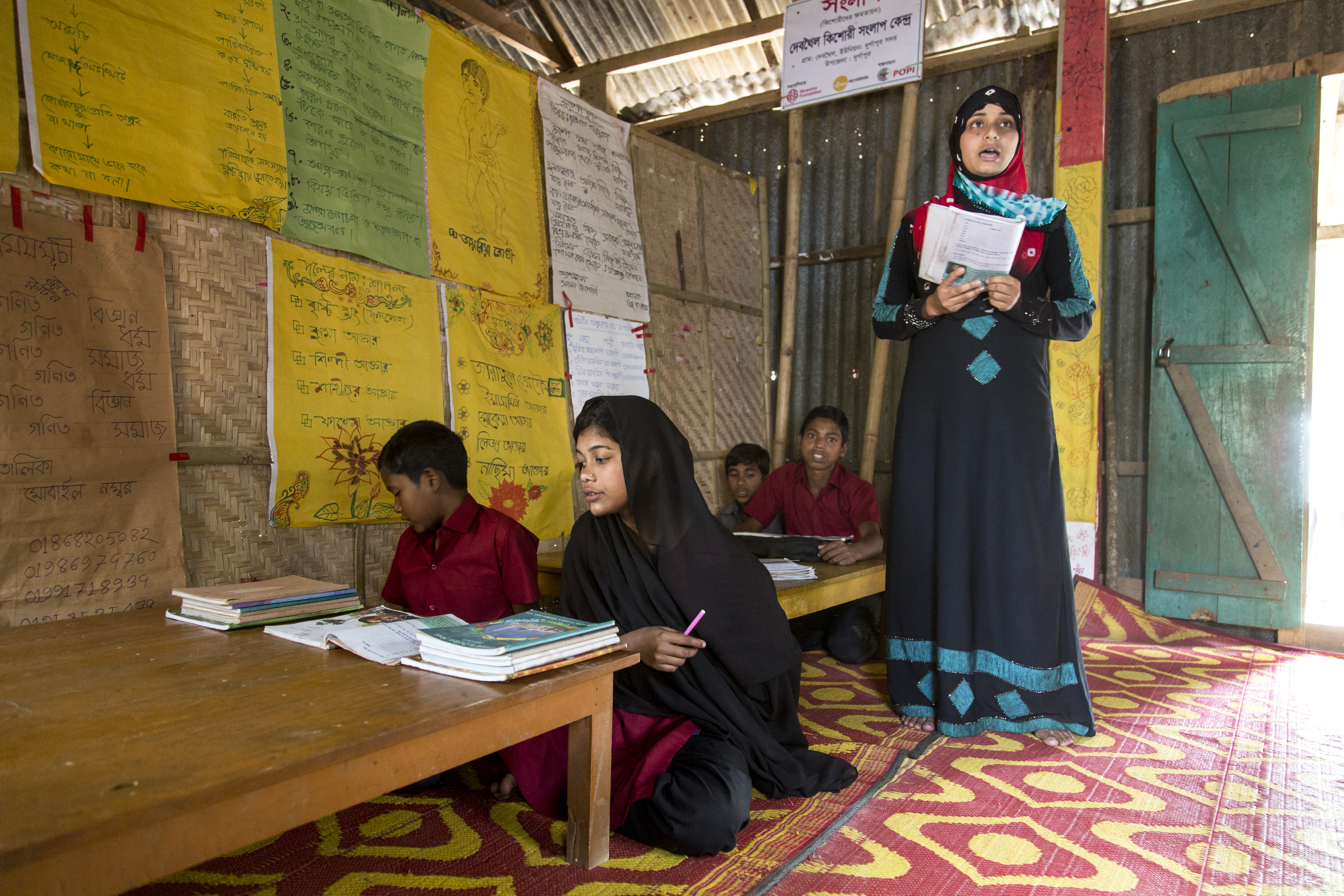 Undervisning på en liten skole i Shagor Dhigi, utenfor byen Durgarpu i Bangladesh.