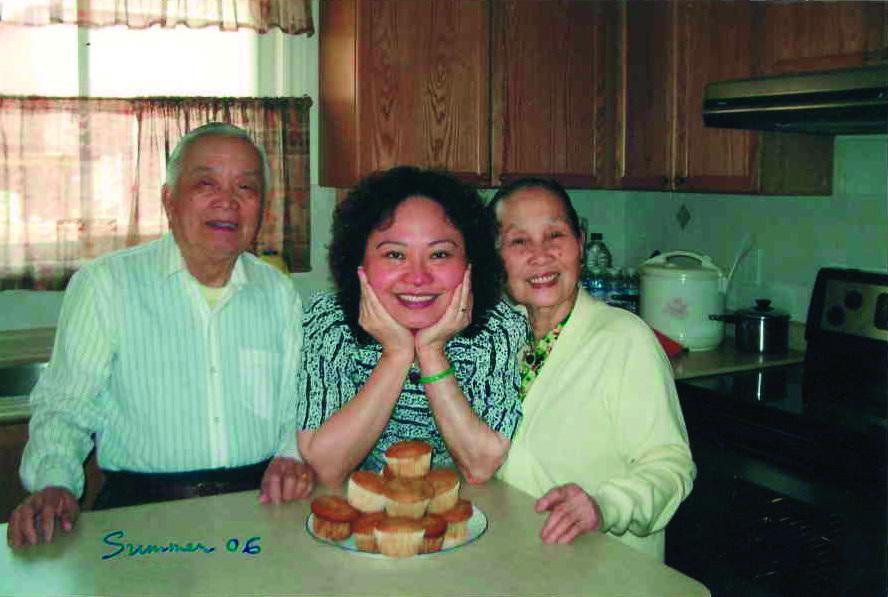 Kim Phuc med sina föräldrar.