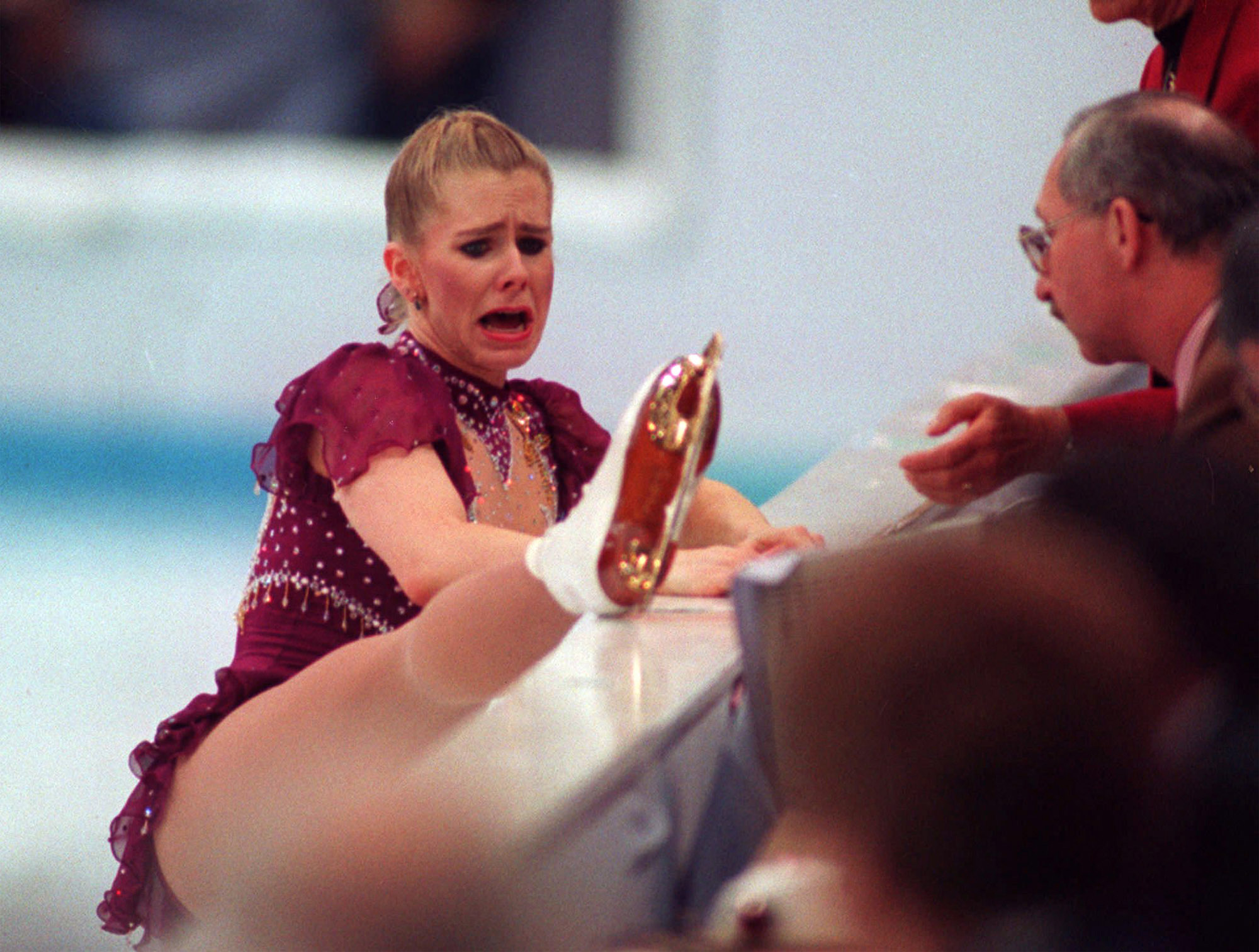 Bildet viser Tonya Harding som viser fram en ødelagt skøyte til dommerne.