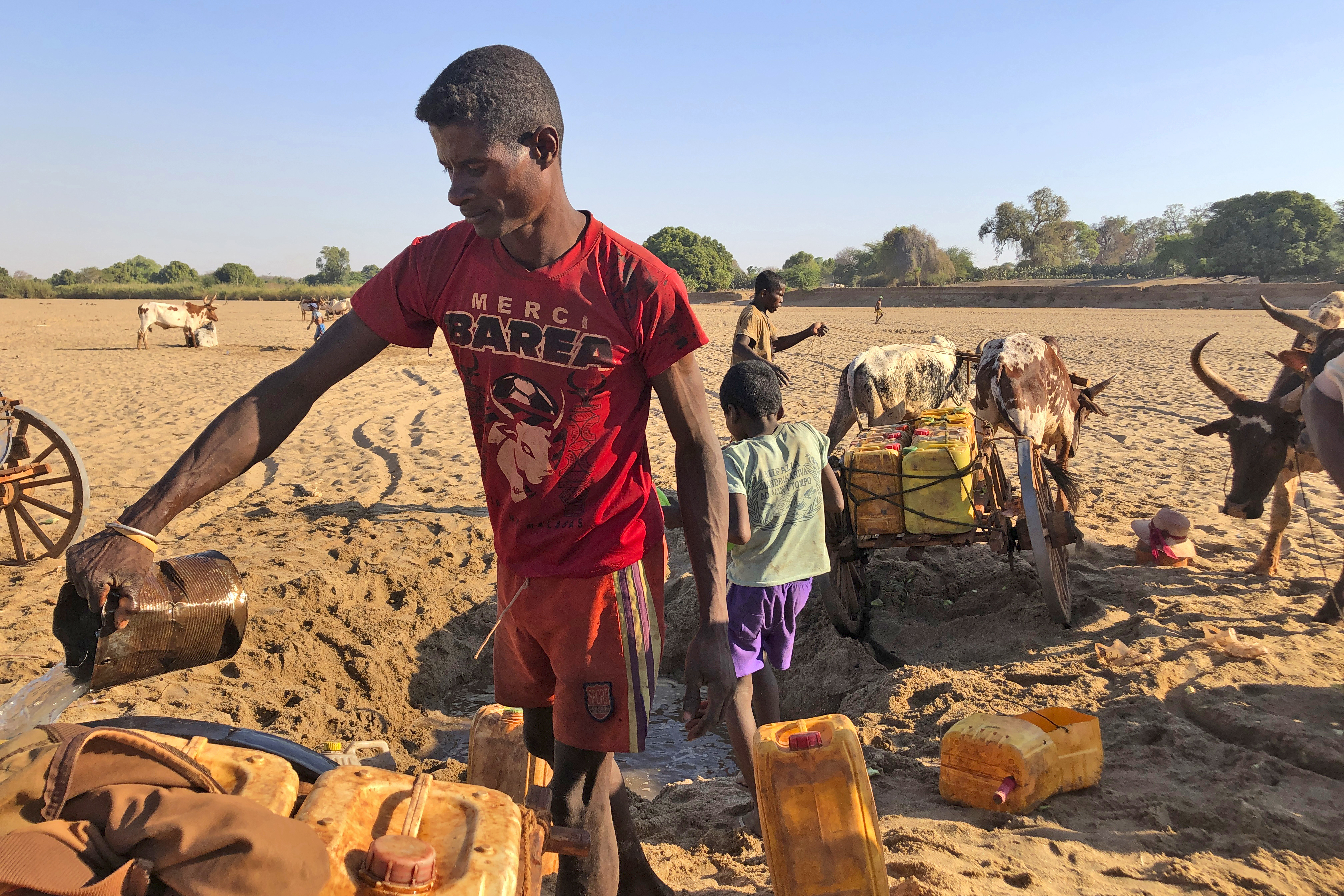 Menn graver etter vann i elva Mandrare på Madagaskar i november 2020.