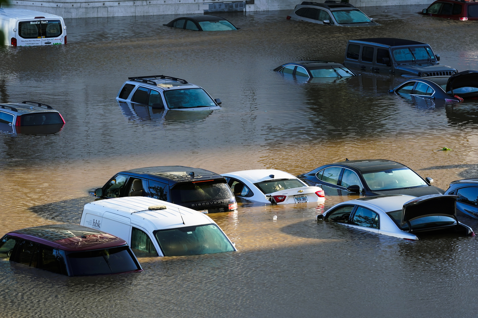 Biler under vann i Philadelphia.