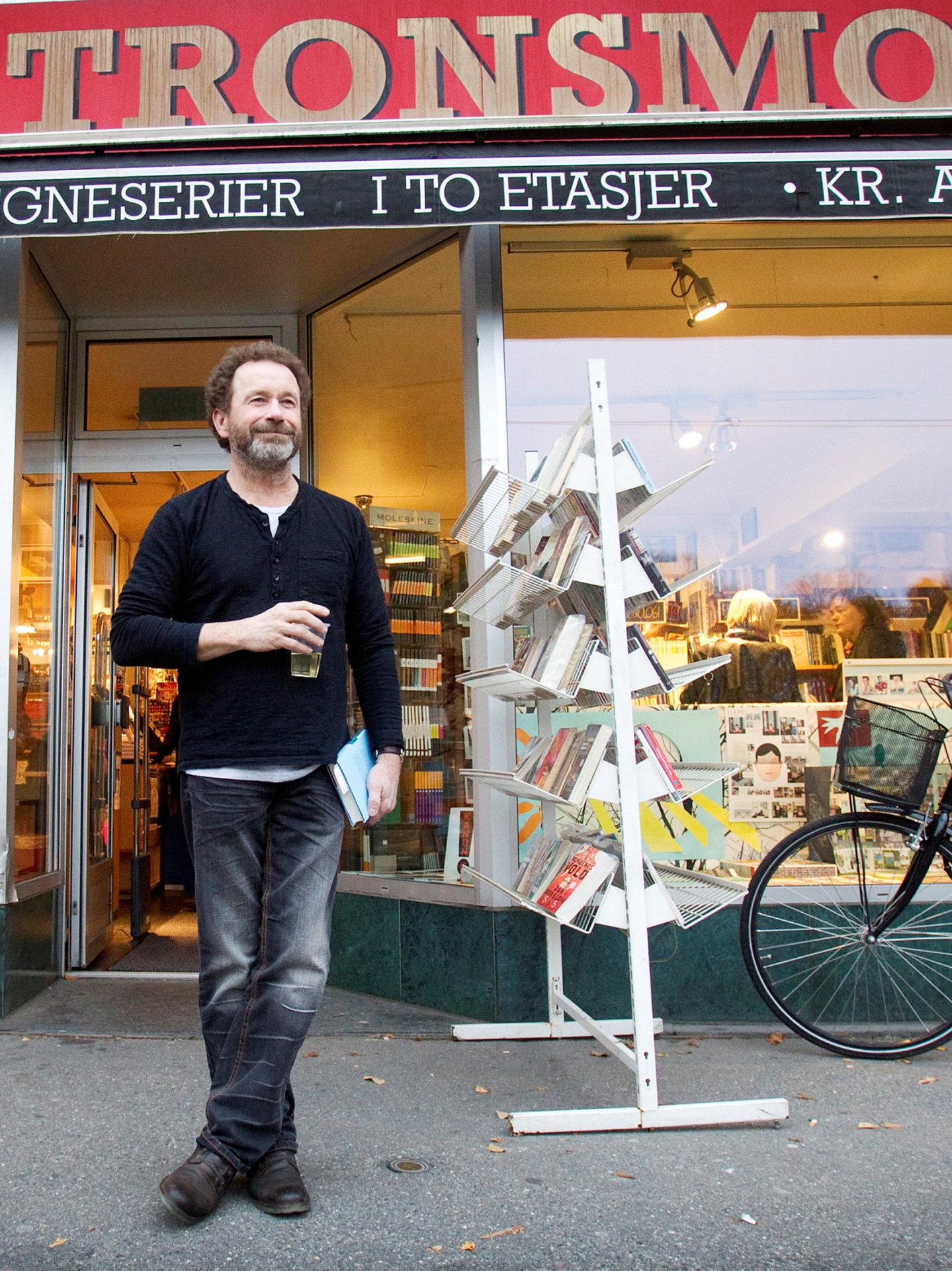 Det lå en litterær aura rundt Tronsmo, bokhandelen der Per Petterson jobbet i mange år. Her på gamle trakter da butikken skulle reddes fra tvangsriving. FOTO: ARNE OVE BERGO