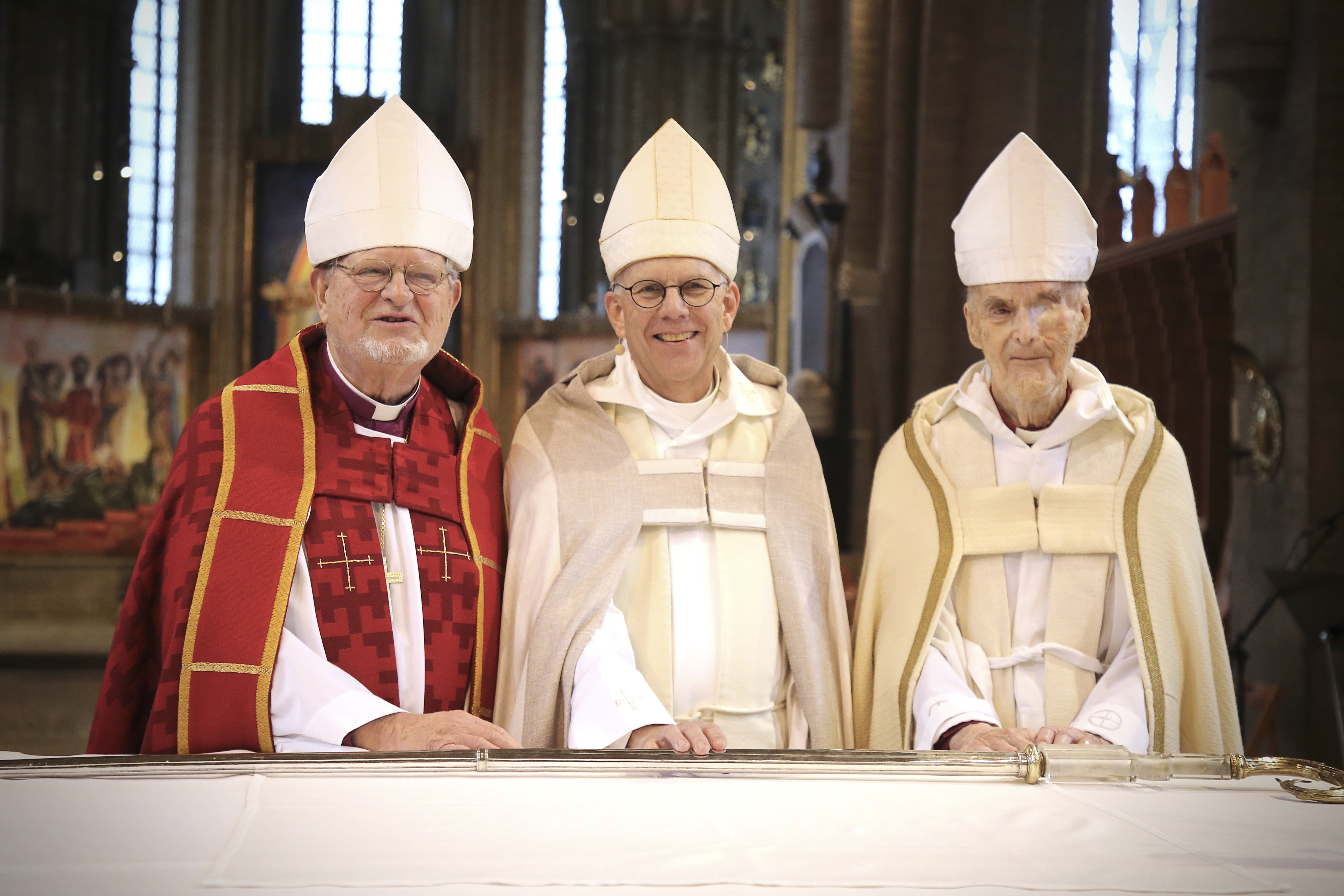 Lördag den 26 november lade Martin Modéus ned sin biskopsstav vid en mässa i Linköpings domkyrka. De tidigare biskoparna Martin Lind och Martin Lönnebo var med.  Foto: Fredrik Olofsson