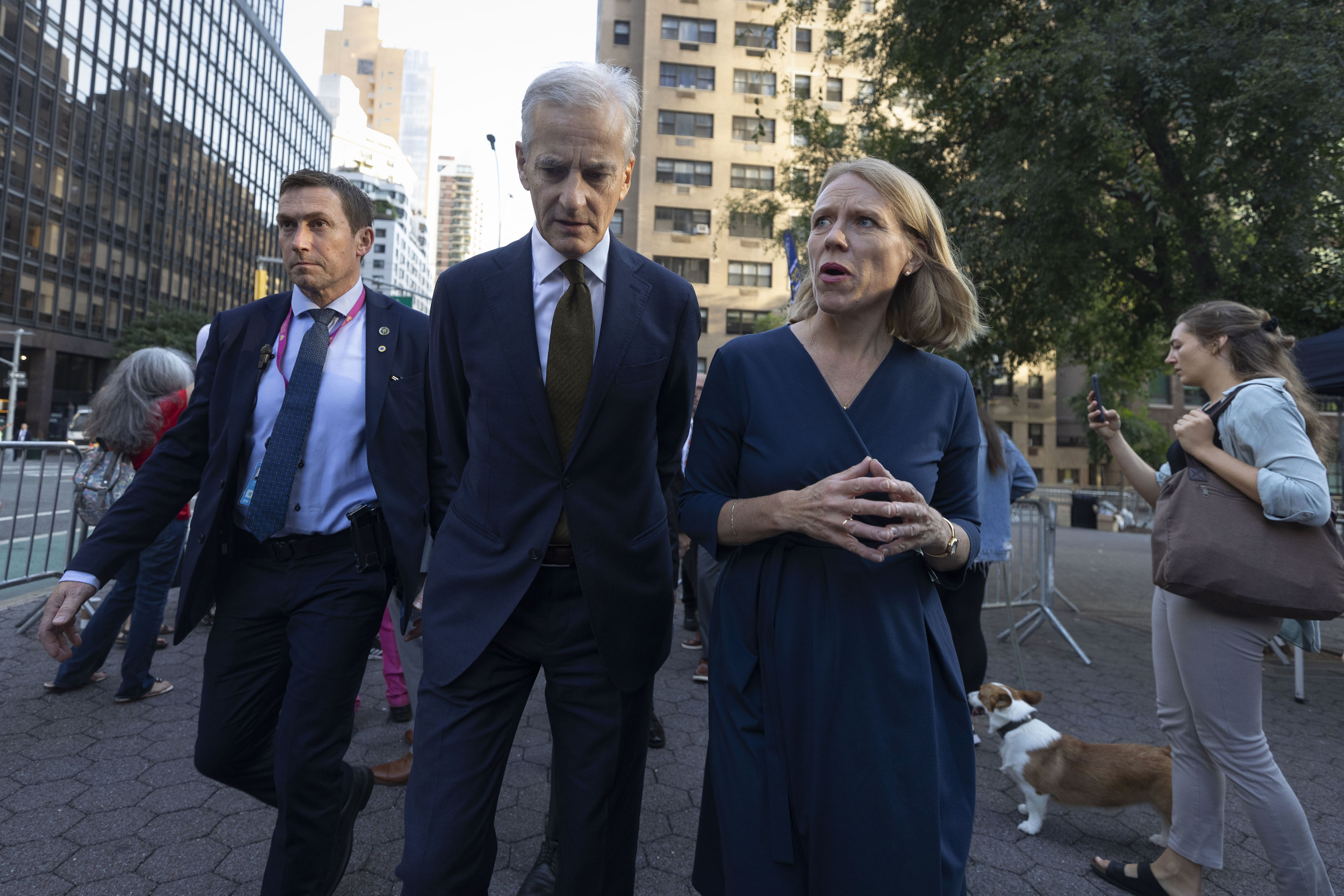 Statsminister Jonas Gahr Støre og utenriksminister Anniken Huitfeldt på vei til FN-hovedkvarteret i New York tirsdag. Foto: Pontus Höök / NTB