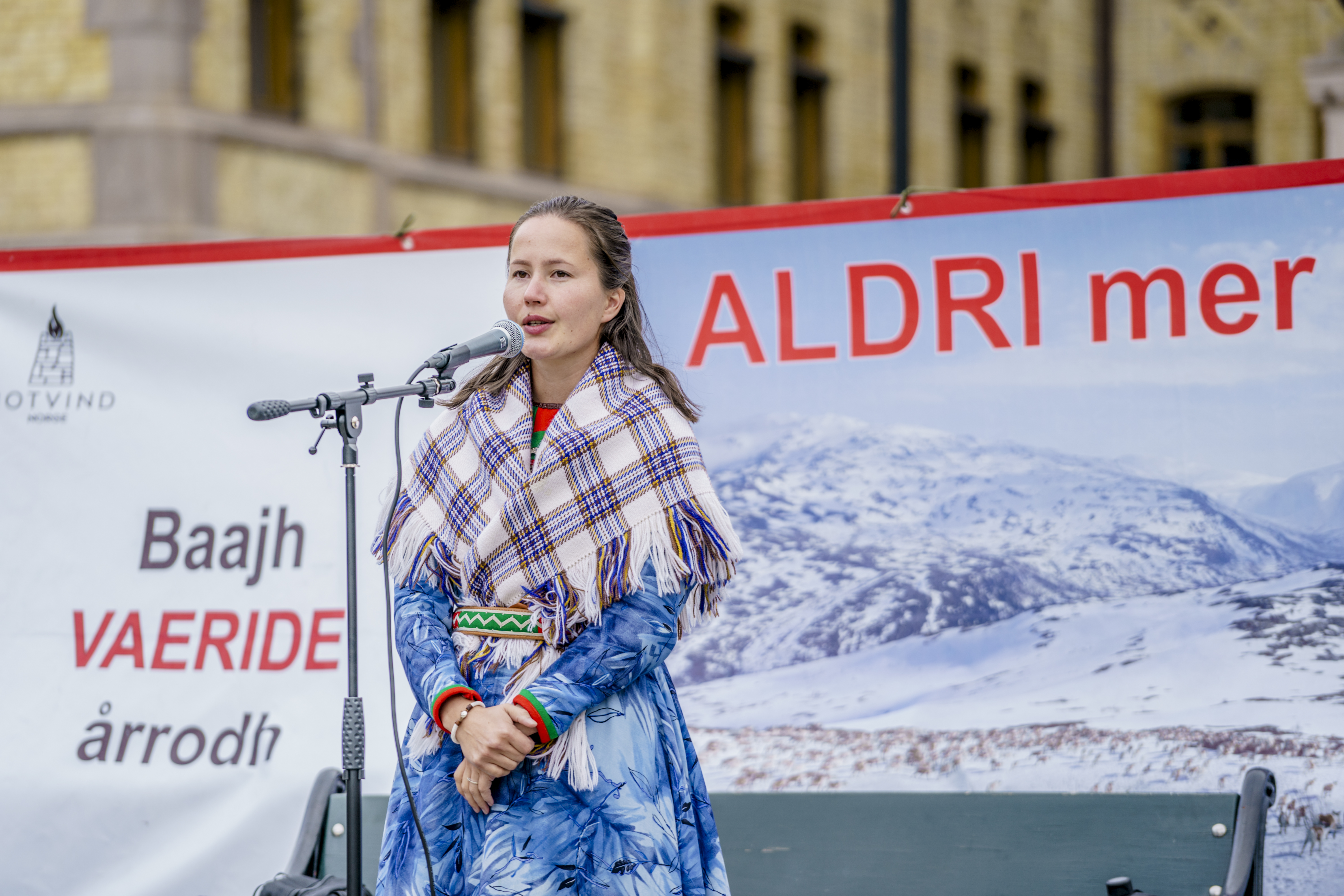 Oslo 20210826. 
Maja Kristine Jåma, reindriftssame fra Fosen-området, holder appell foran Stortinget i Oslo i forbindelse med Høyesteretts behandling av Fosen-saken.
Foto: Stian Lysberg Solum / NTB