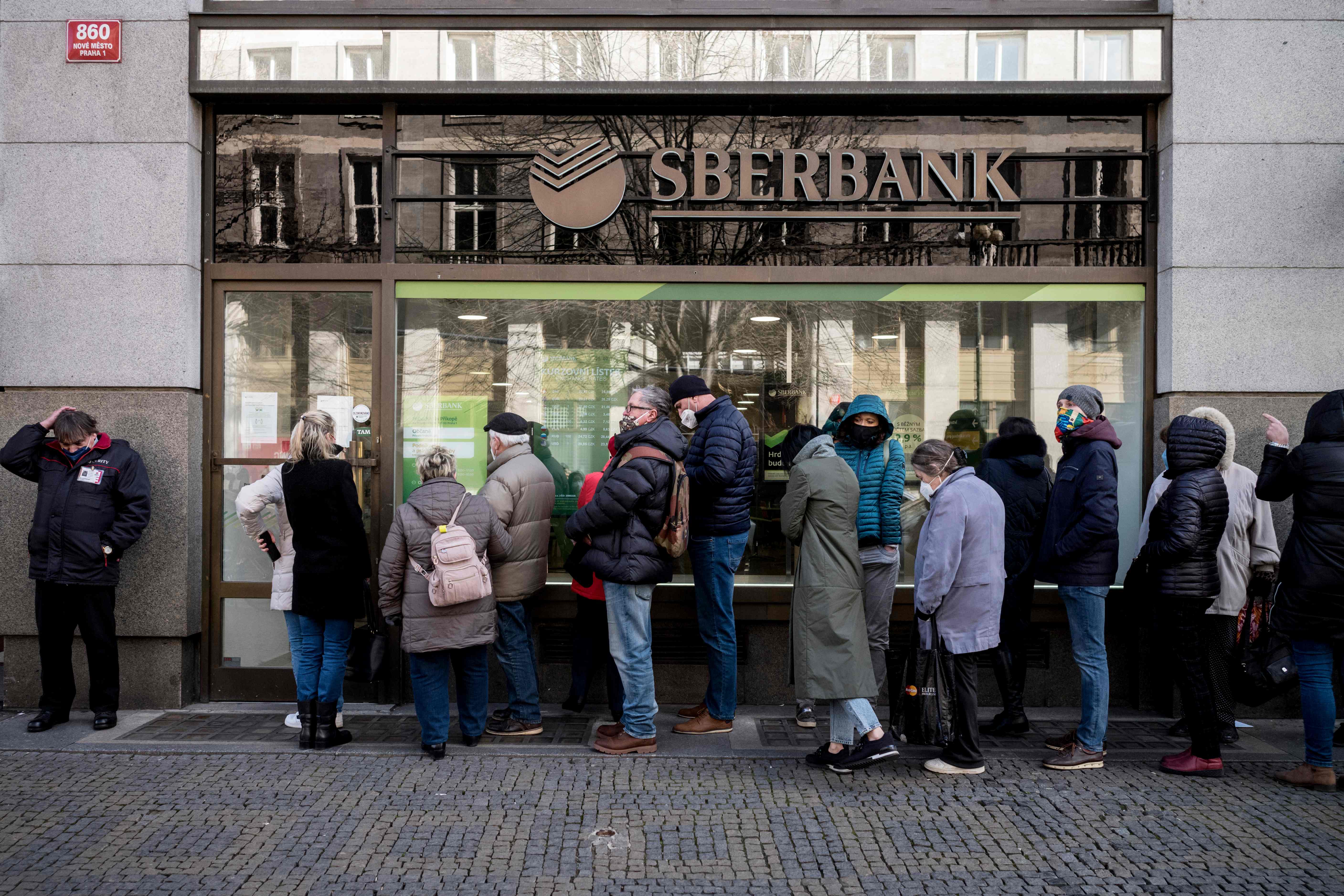 Også i Tsjekkias hovedstad Praha har mennesker forsøkt å ta ut sparepengene sine av den russiske banken Sberbank før alle avdelingene i landet ble stengt. EU-avdelingen av Sberbank risikerer konkurs etter sanksjonene.