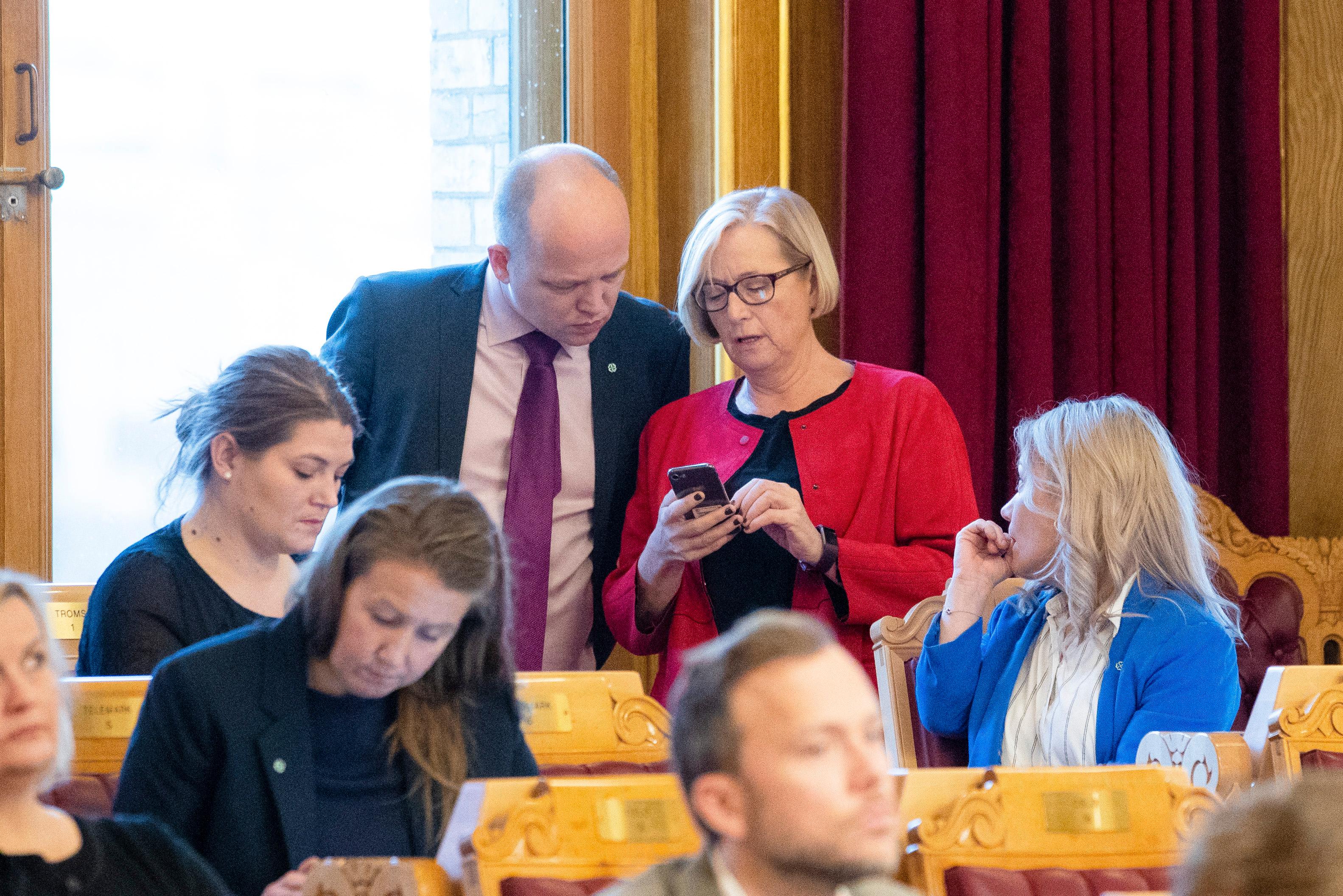 Oslo  20181128.
Senterpartiets Trygve Slagsvold Vedum, Marit Arnstad og Sandra Borch under den muntlige spørretimen i Stortinget onsdag.
Foto: Håkon Mosvold Larsen / NTB scanpix