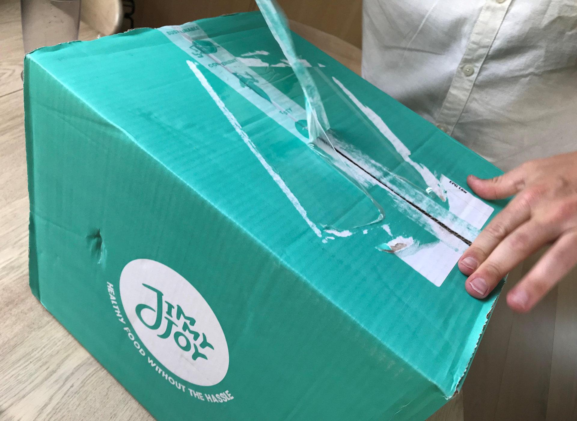 Maten ankommer. «Unboxing», heter det når fine saker ankommer og åpnes. Her kommer full treukers meny fra Amsterdam! Foto: Jessica Allande