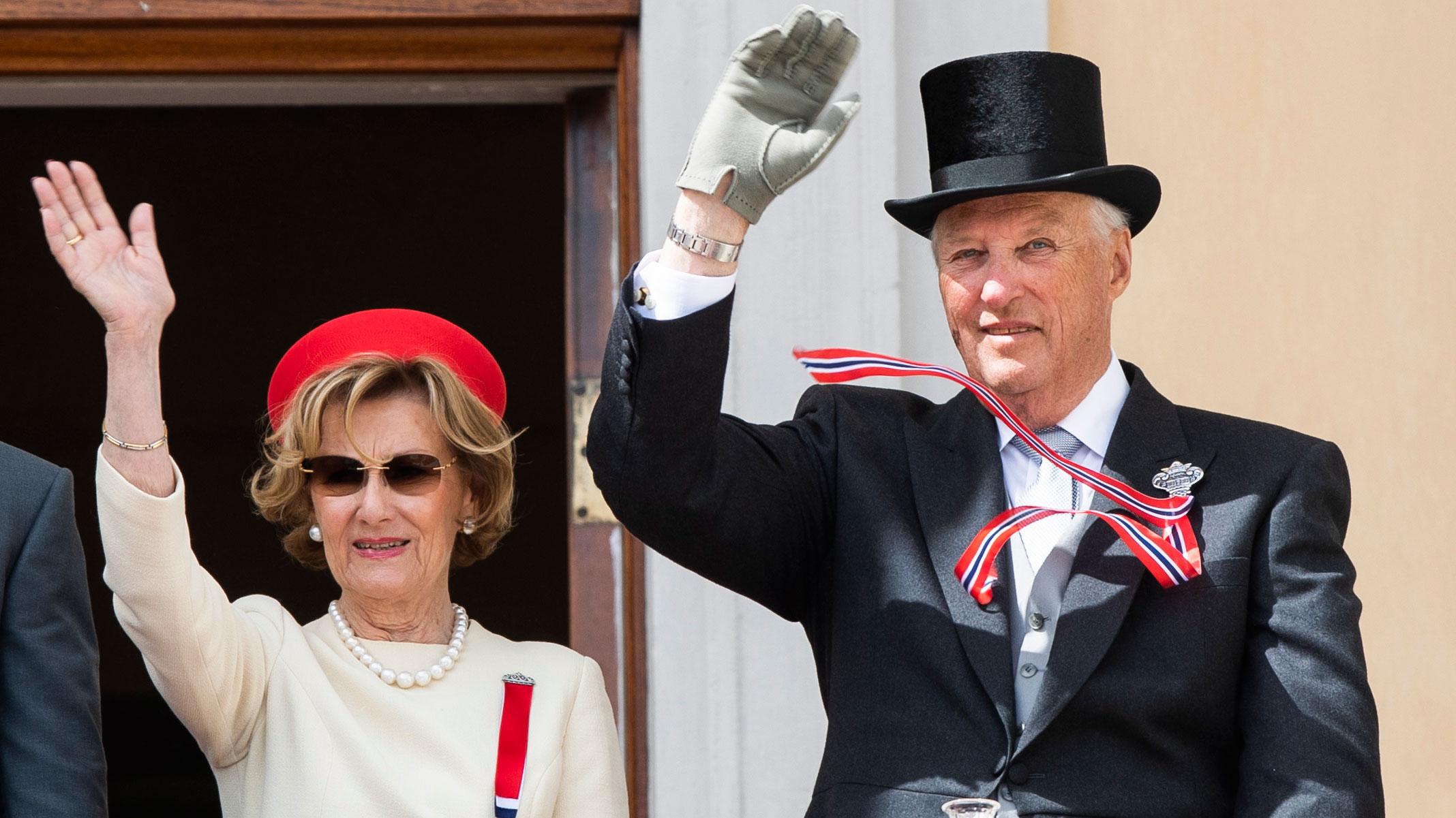 Bildet viser kong Harald og dronning Sonja som vinker.