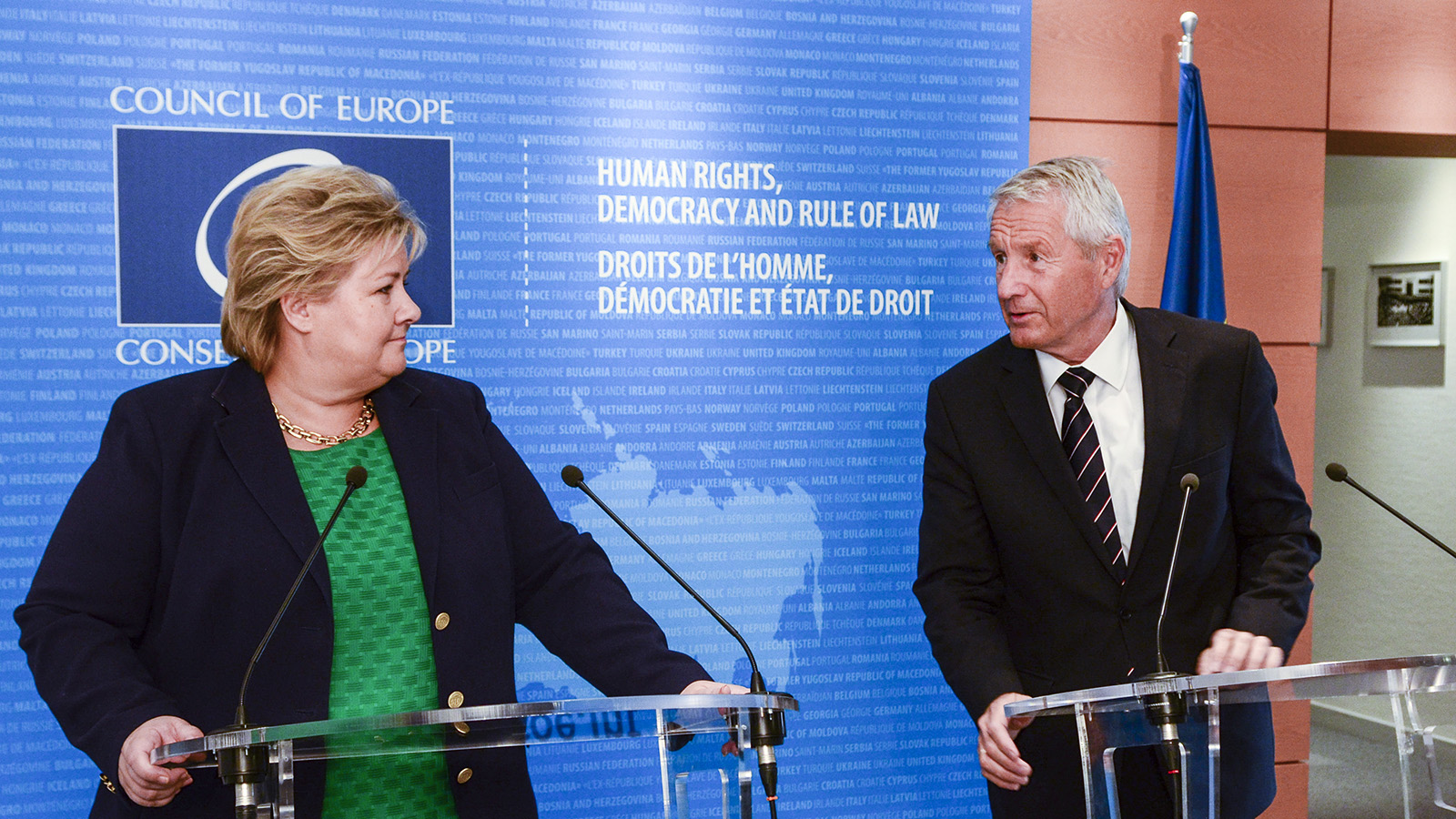 Statsminister Erna Solberg (H) på en felles pressekonferanse med Europarådets generalsekretær Thorbjørn Jagland i Strasbourg i november i fjor. 