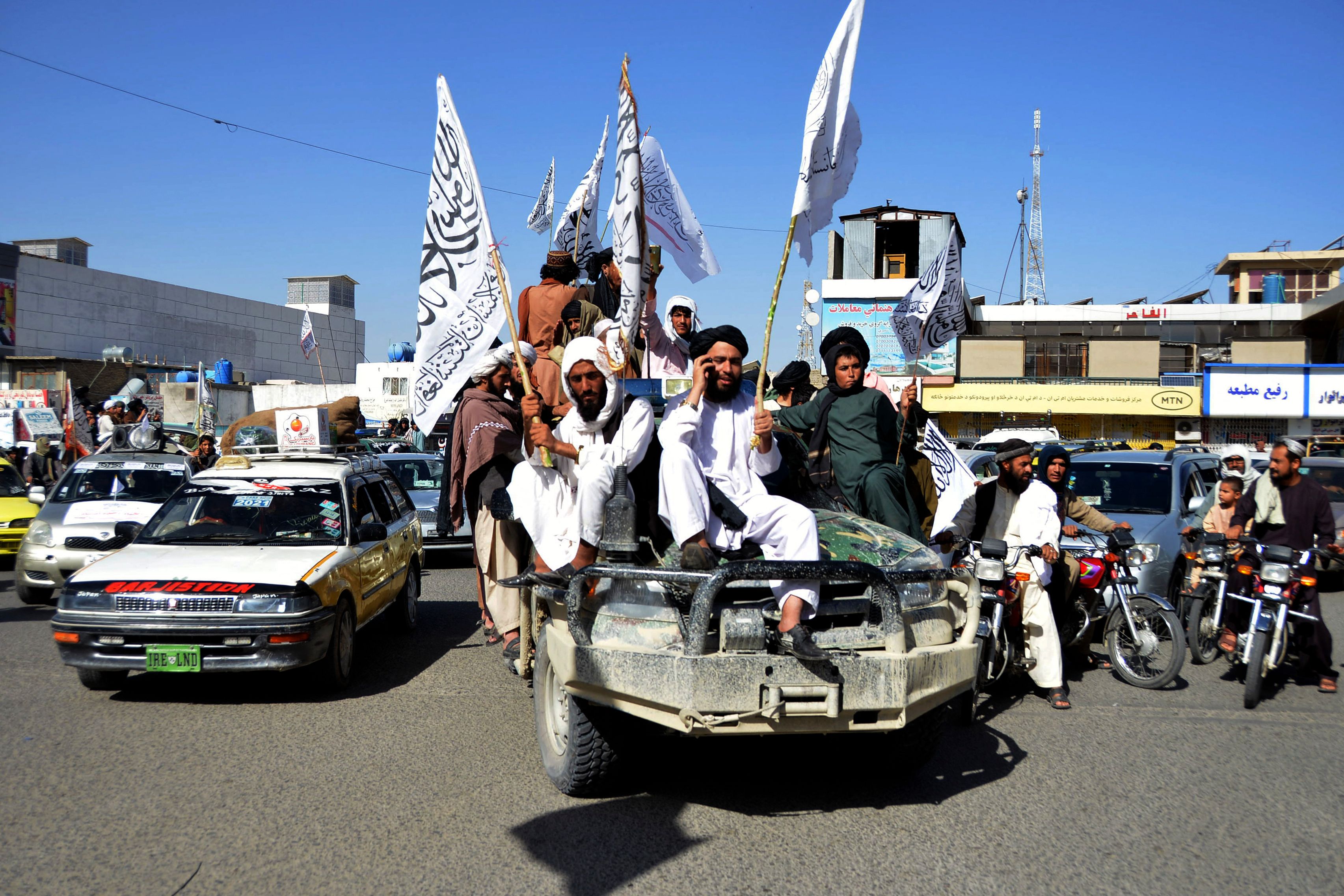 Taliban og støttespillere holdt onsdag en parade for å markere årsdagen for amerikansk tilbaketrekking.