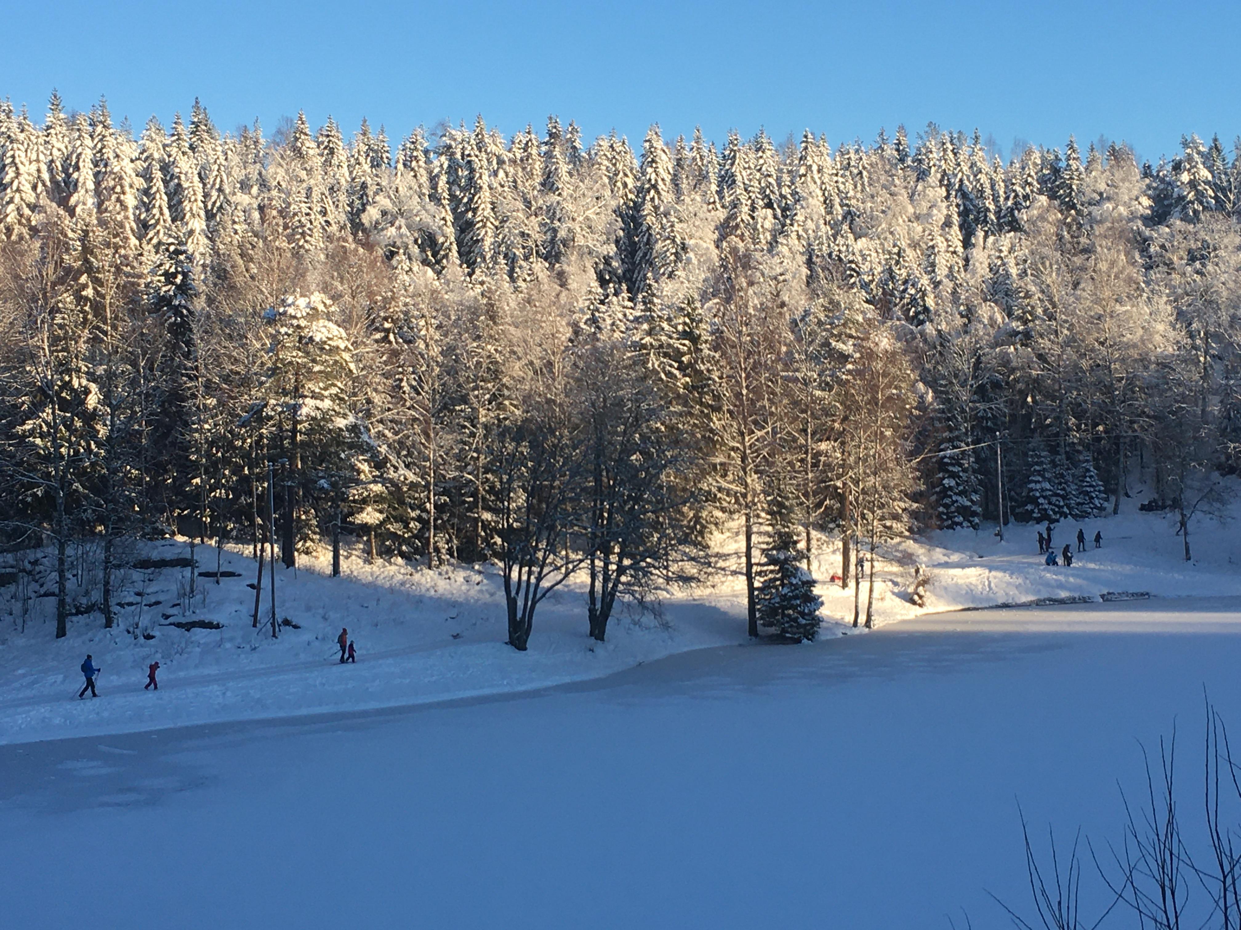 Mange skigåere ved Trollvann i Lillomarka søndag.