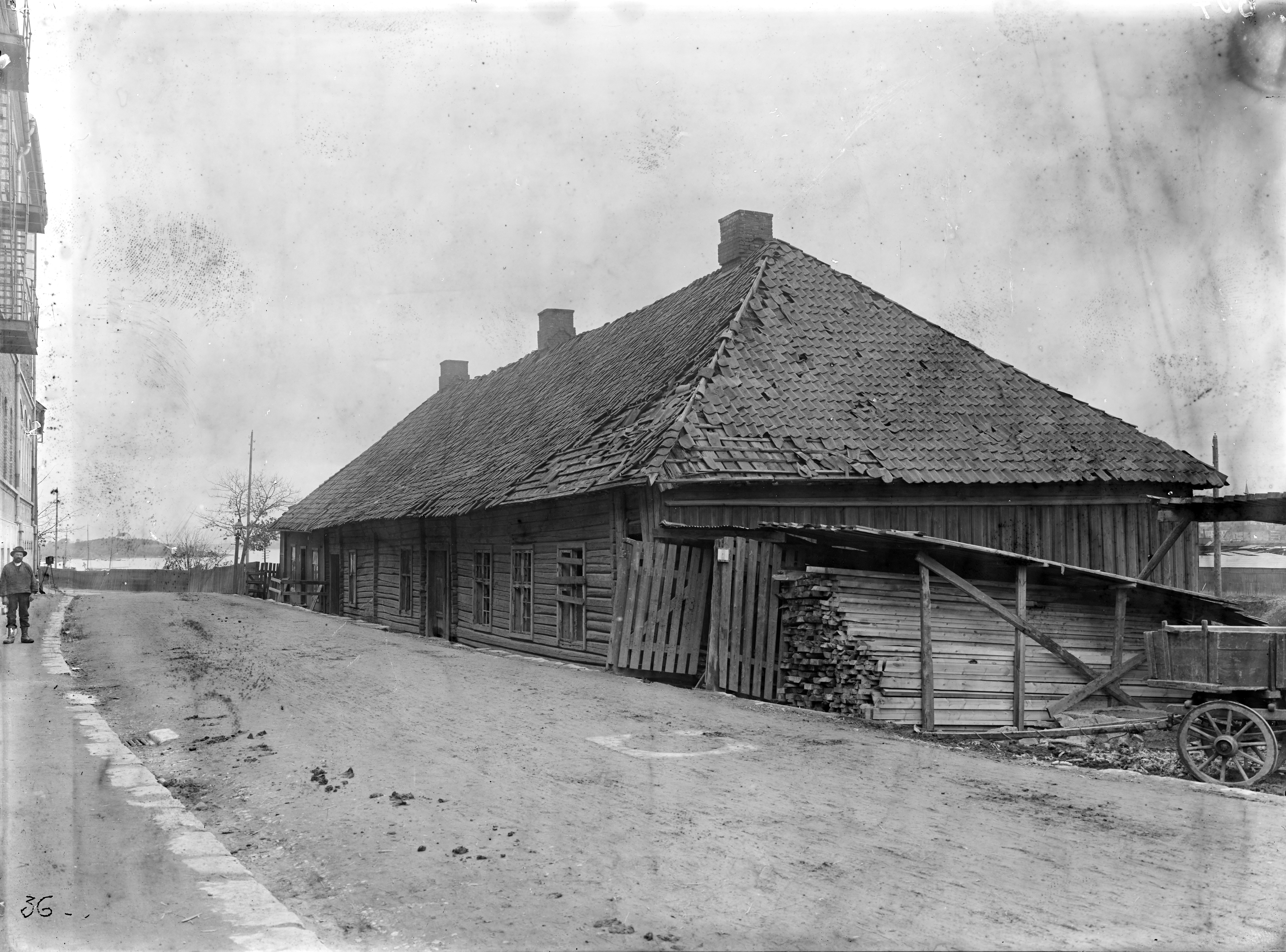 Alunverkets gamle hovedbygning ble revet på midten av 1800-tallet, men fabrikkbygninger ble stående til utbygginger på begynnelsen av 1900-tallet. Bildet er viser en av fabrikkbygningene i Grønlia ca. 1900.