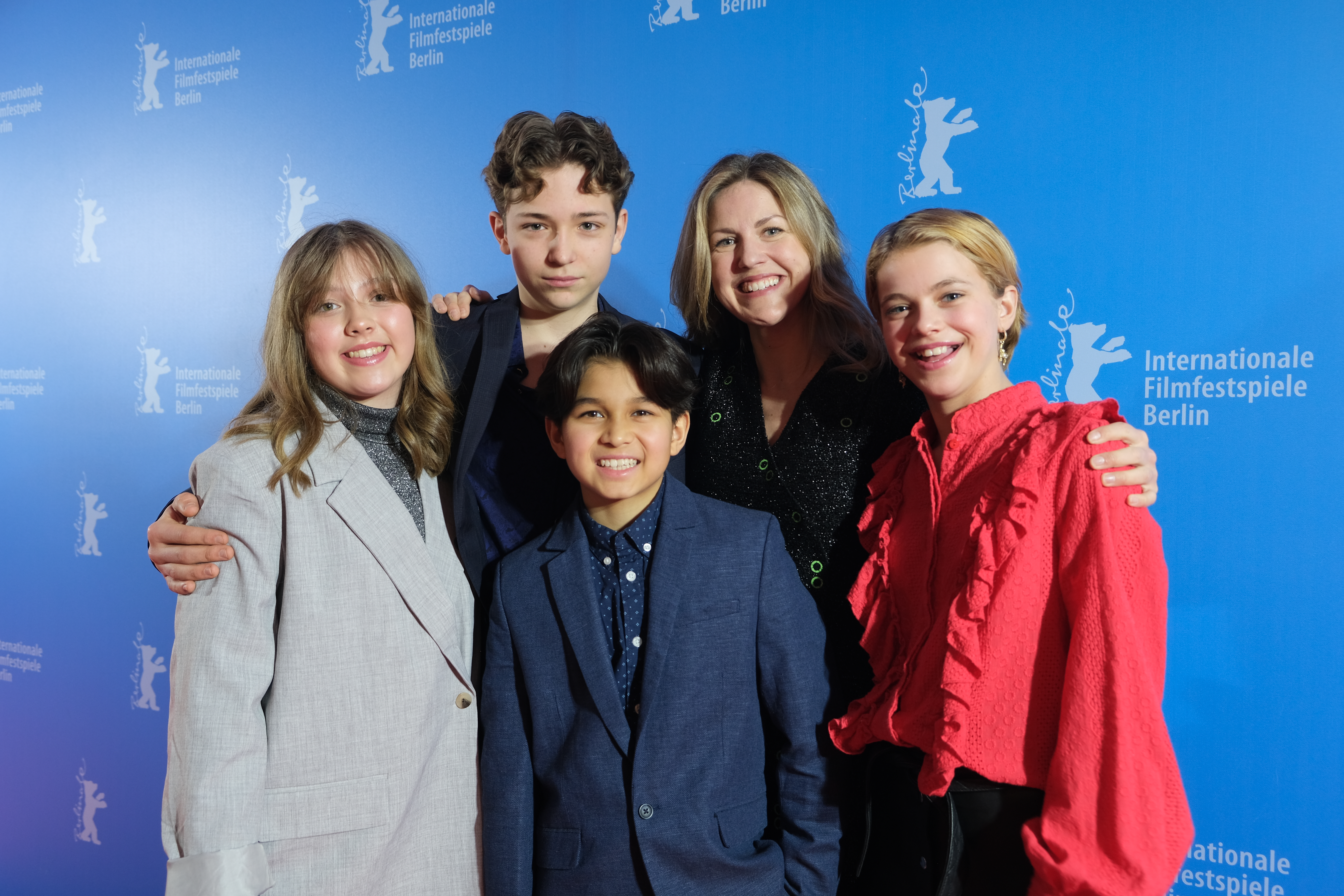 Regissør Aurora Gosse (bak) med hovedrolleinnehaverne i den nye norske barnefilmen «Dancing Queen», under verdenspremieren på Berlinfestivalen lørdag