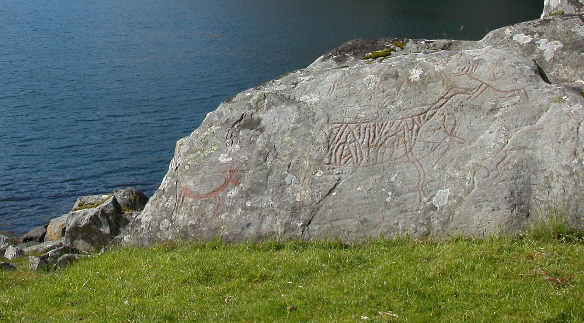 Disse hjortedyrene ble risset inn i fjellet i Vingen i eldre steinalder, for 6-7.000 år siden.