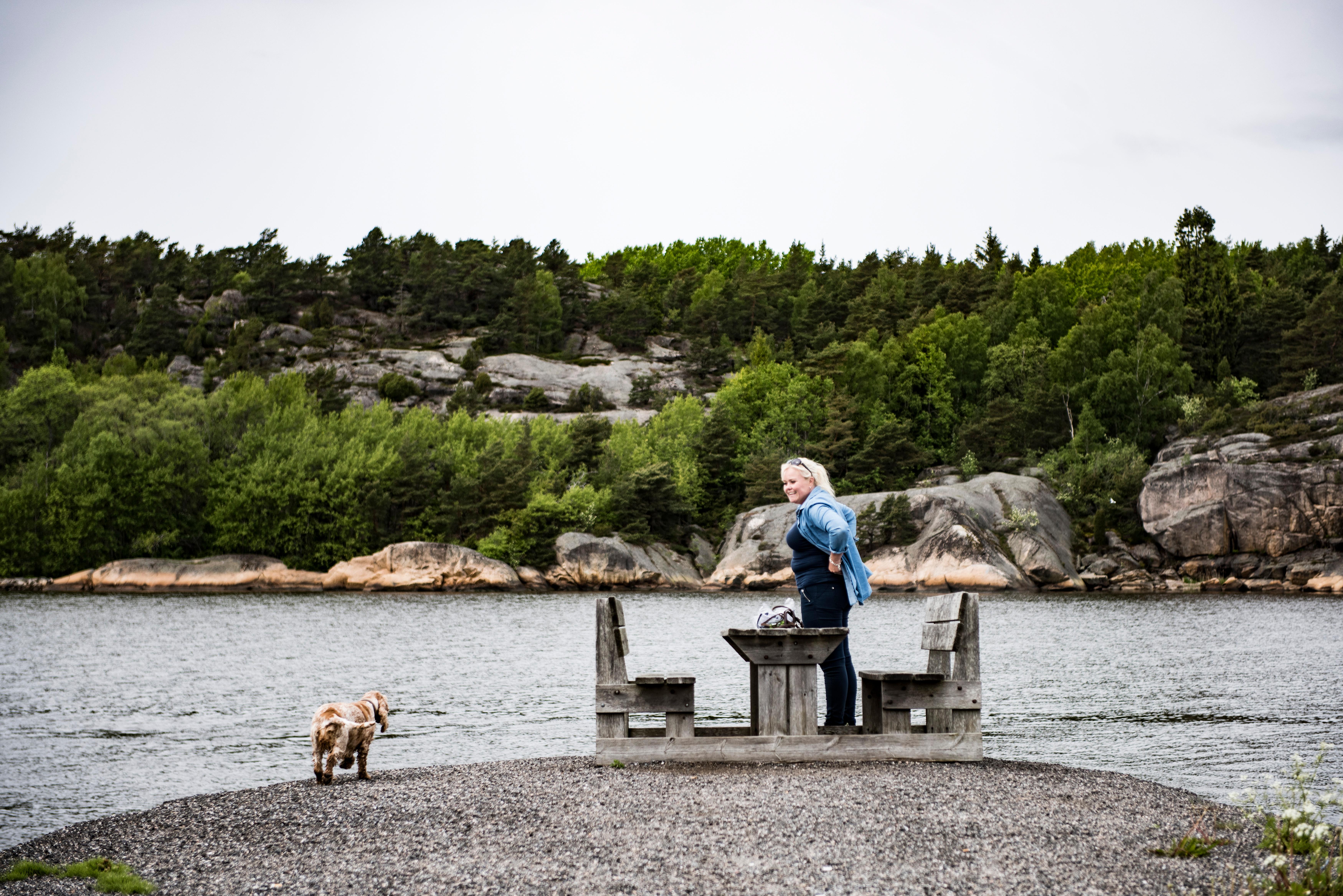 SER TIL HANKØ: Hun har utsikten og frihetsfølelsen, og den er gratis. Her står Veronika på fjellrabben i havna på Kråkerøy.
Veronika Andersen