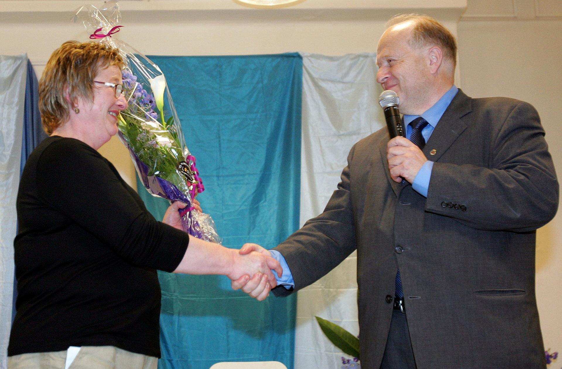 Justisminister Odd Einar Dørum overrakte i2005 300.000 kroner til Benjamin Hermansens Minnefond. Her tar Marit Hermansen, Benjamins mor, imot verdibeviset. Foto: Håkon Mosvold Larsen/NTB