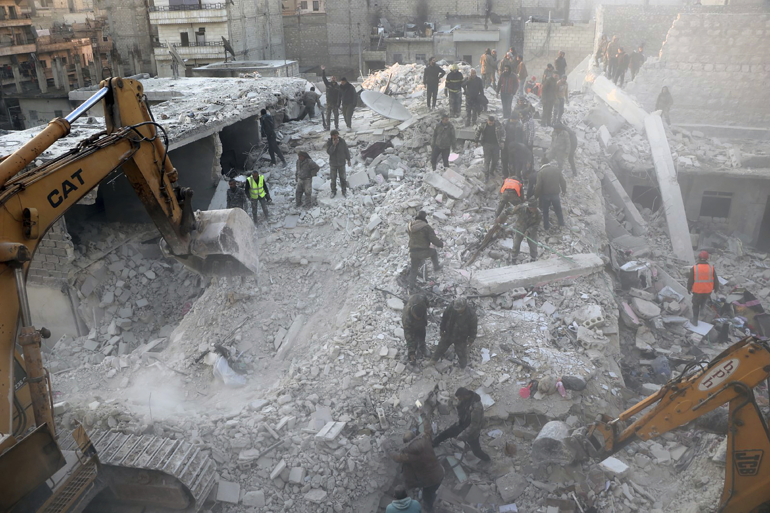 Redningsmannskap leter febrilsk etter folk i ruinene etter kraftige jordskjelv i Tyrkia og Syria