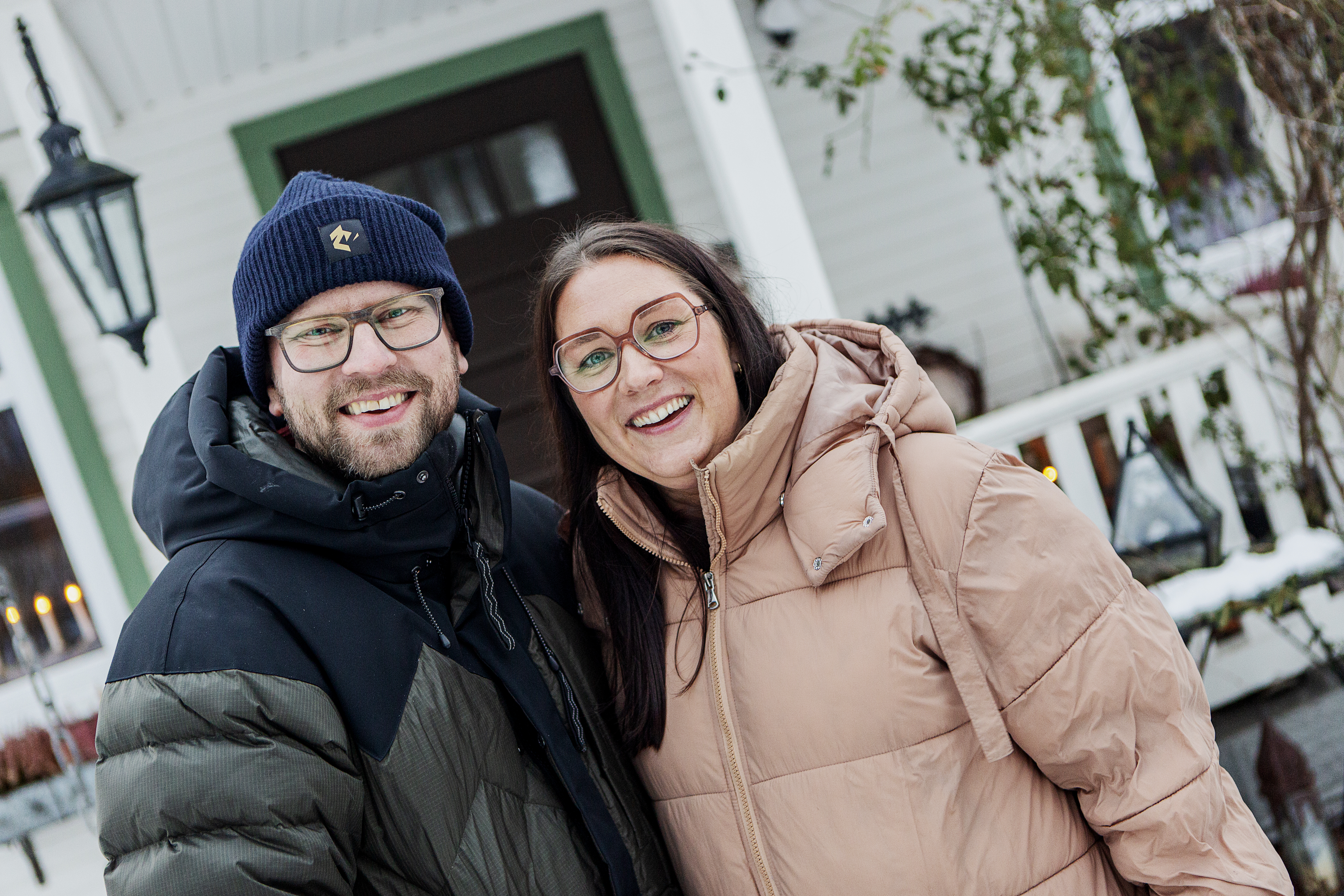 När de för sju år sedan berättade i tidningen Dagen om hur de ångrade sin skilsmässa i Ikea-kön blev responsen överväldigande. Nu är vi tillbaka hemma hos Simon och Åsa i Ärla för att se hur det har gått för dem. De är otroligt glada över att de tänkte om. Men varje morgon väljer de igen att leva tillsammans. Kärlek är alltid skört, menar paret Gindemo