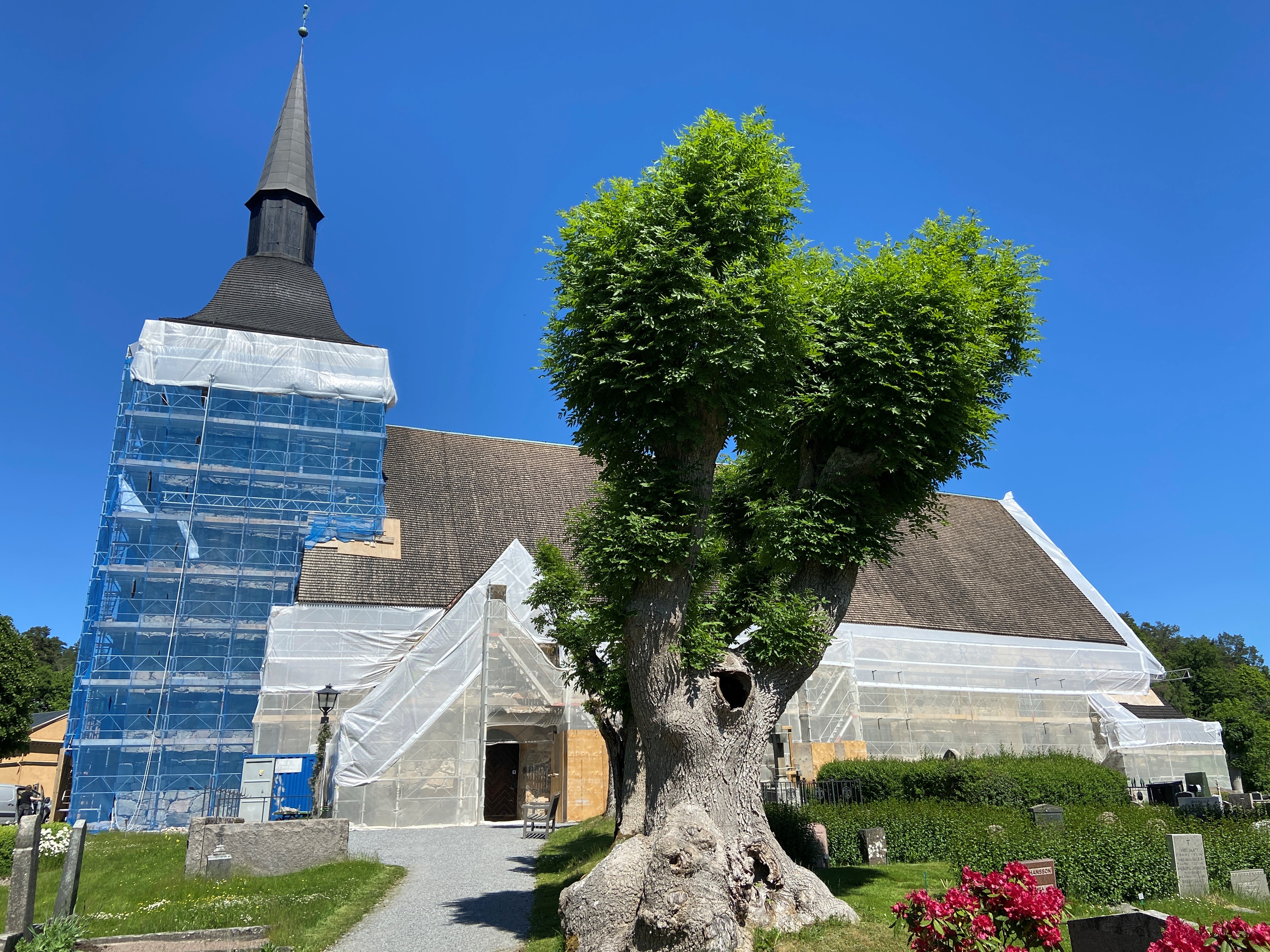 Botkyrka kyrka med begravningsplats