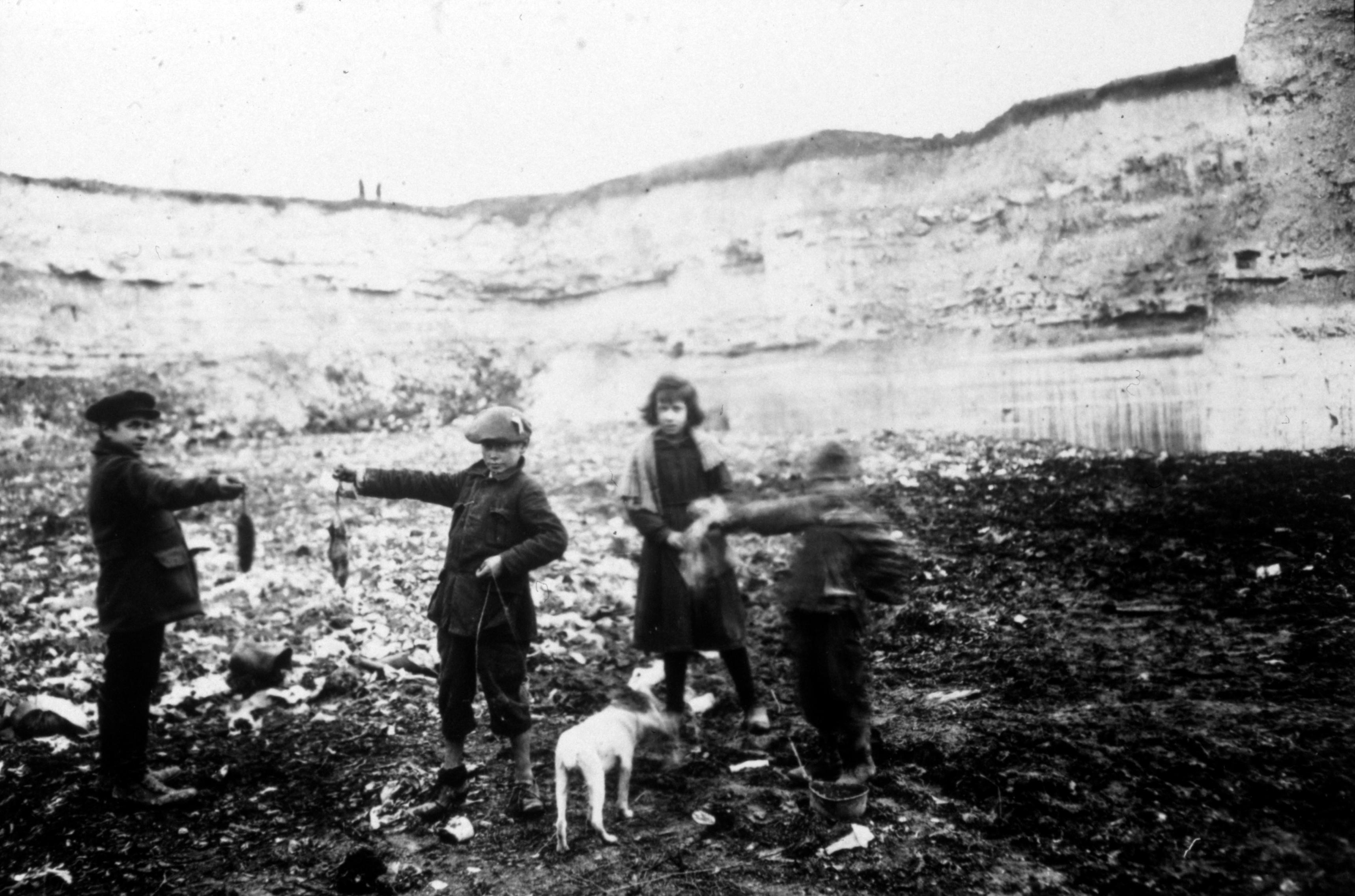 Enfants sur les terrains vagues de Paris montrant des rats morts pendant l'ÈpidÈmie de peste de 1920.