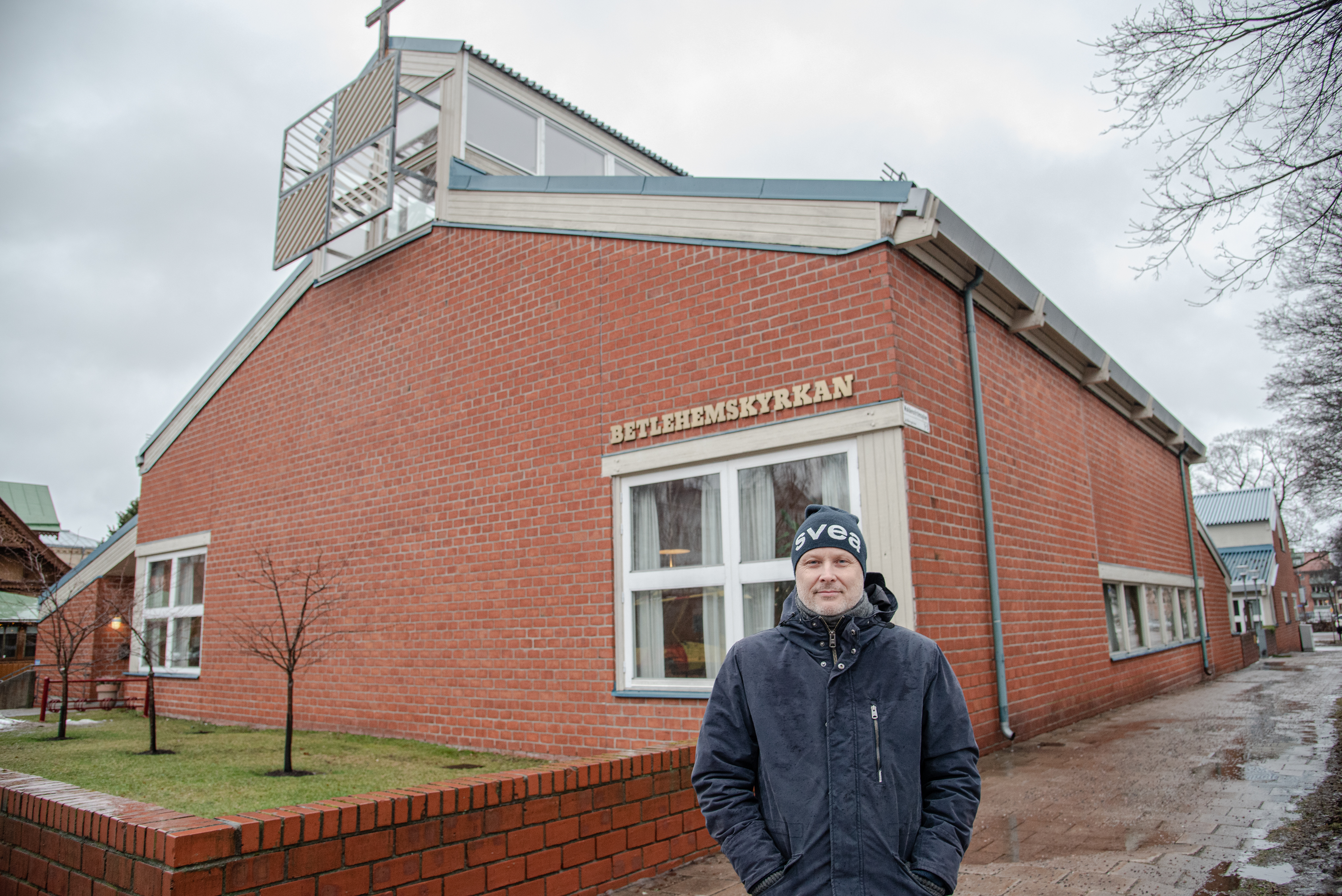 Helandepredikanten Anders August Åhlén var i slutet av 1800-talet och framåt medlem i Betlehemskyrkan i Gävle. Där verkade han i många år och efter sig lämnade han en stor samling käppar, kryckor, korsetter, stödskenor med mera som folk lämnat sedan de blivit friska efter förbön. Samlingen förvaras numer i två stora lådor i Betlehemskyrkans källare.