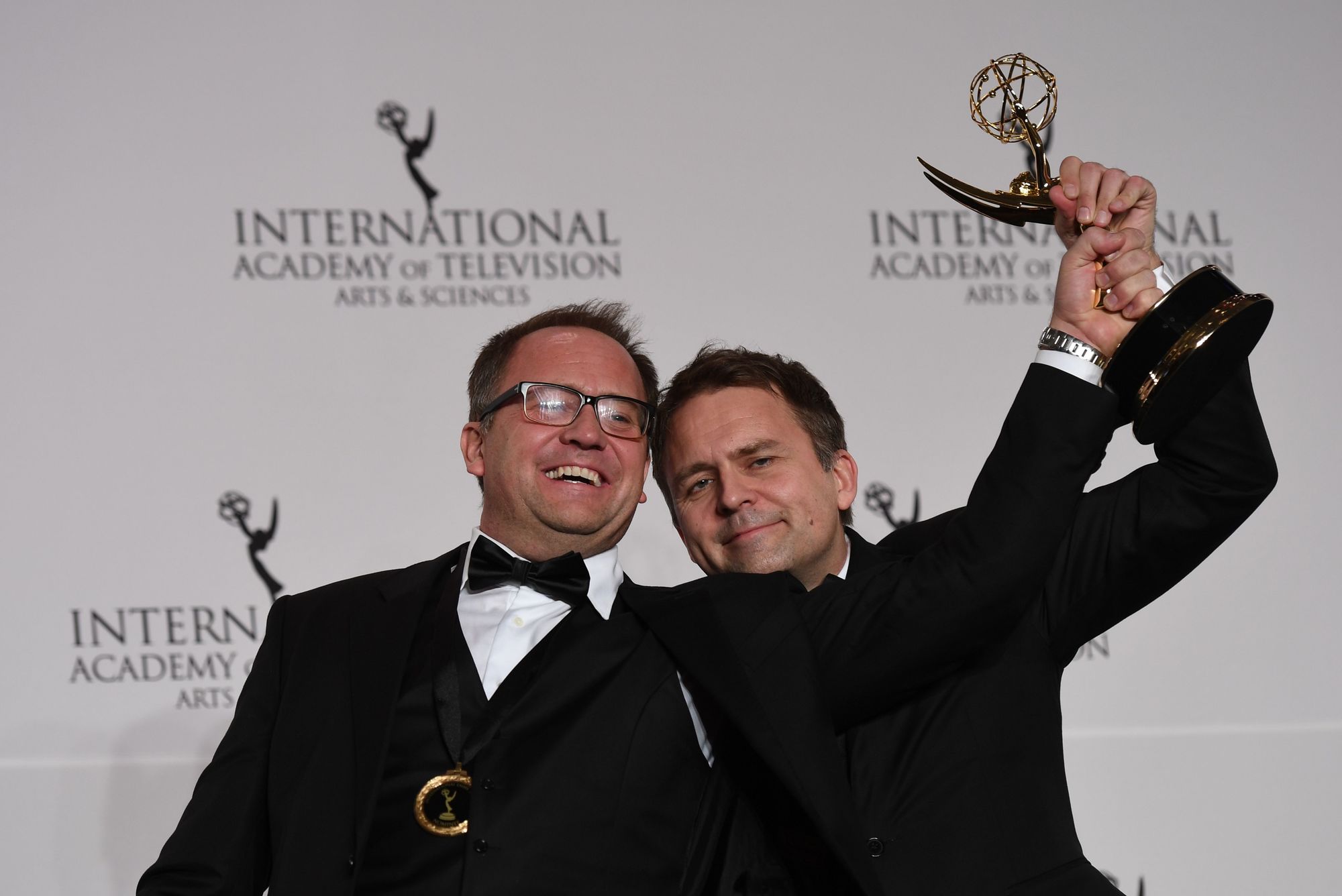 Gjermund Stenberg Eriksen (til h.) og Vegard Stenberg Eriksen vant Emmy-pris for beste drama i 2017 med «Mammon 2»