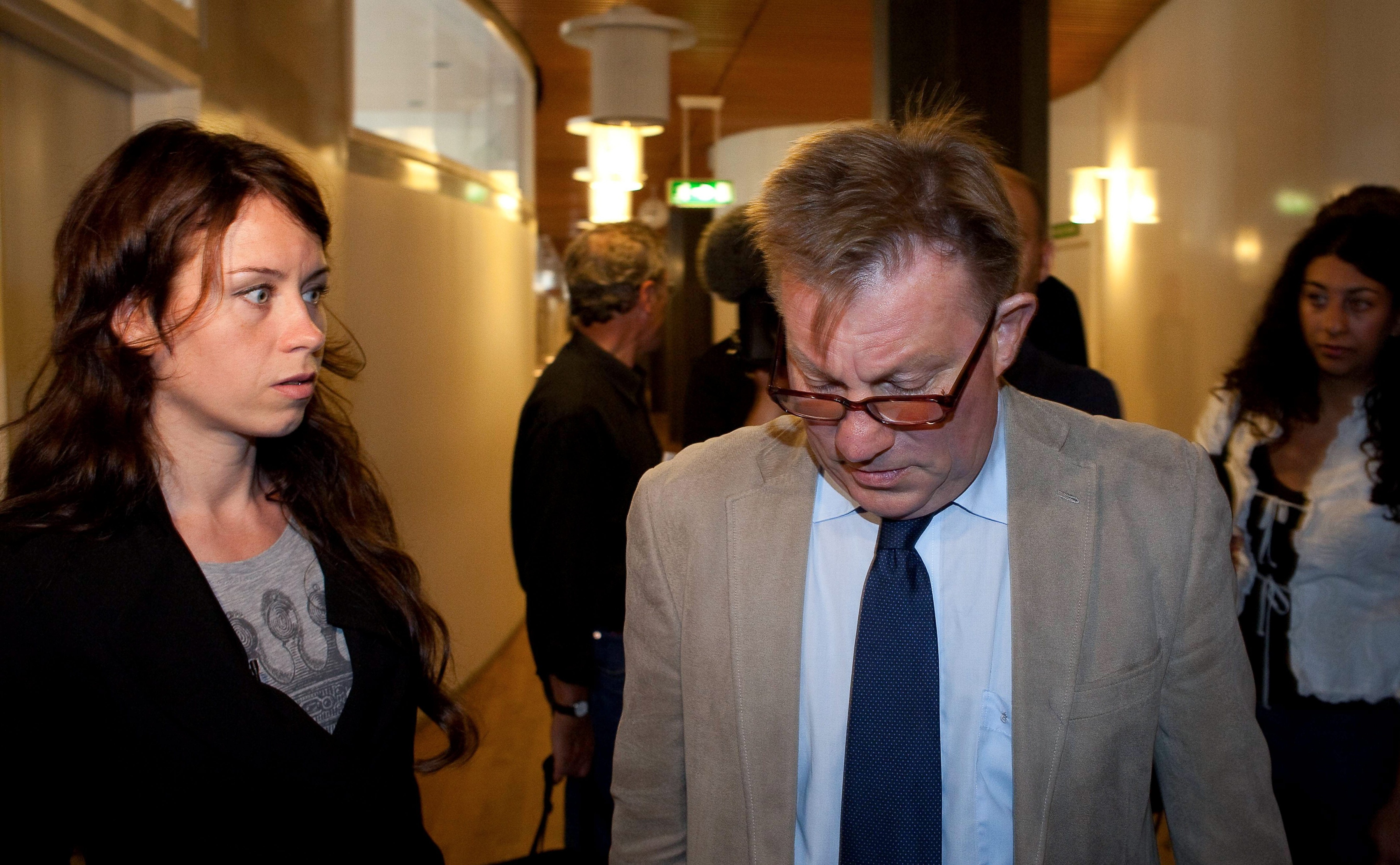 Anna Odell, her med sin advokat under rettssaken etter psykiatri­stuntet. FOTO: NTB SCANPIX