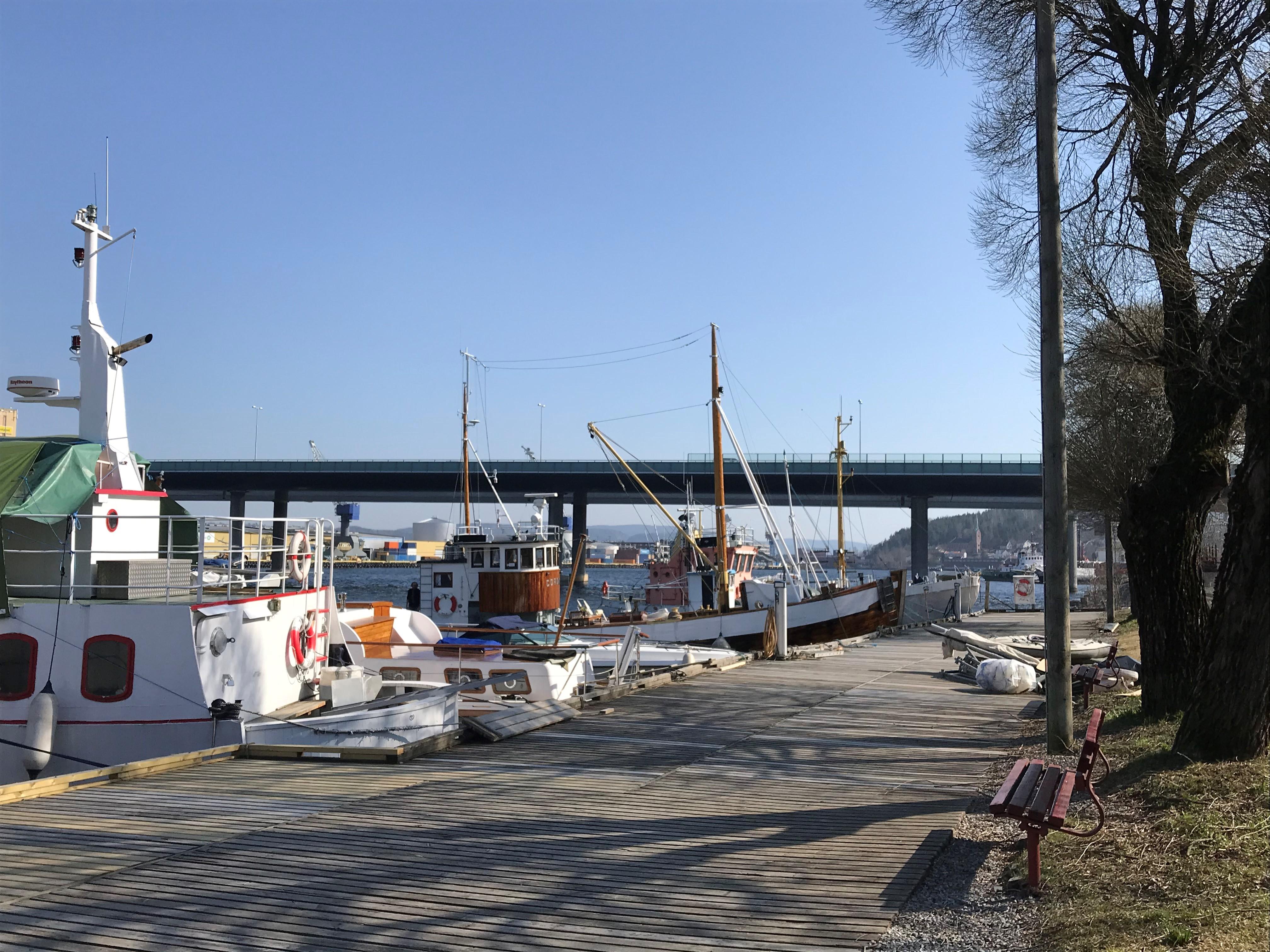 Blant trebåtene på Gyldenløve brygge i Drammen sklir Viggo Nesses båt «Corona» rett inn. Likevel får det navnet folk til å stoppe opp.