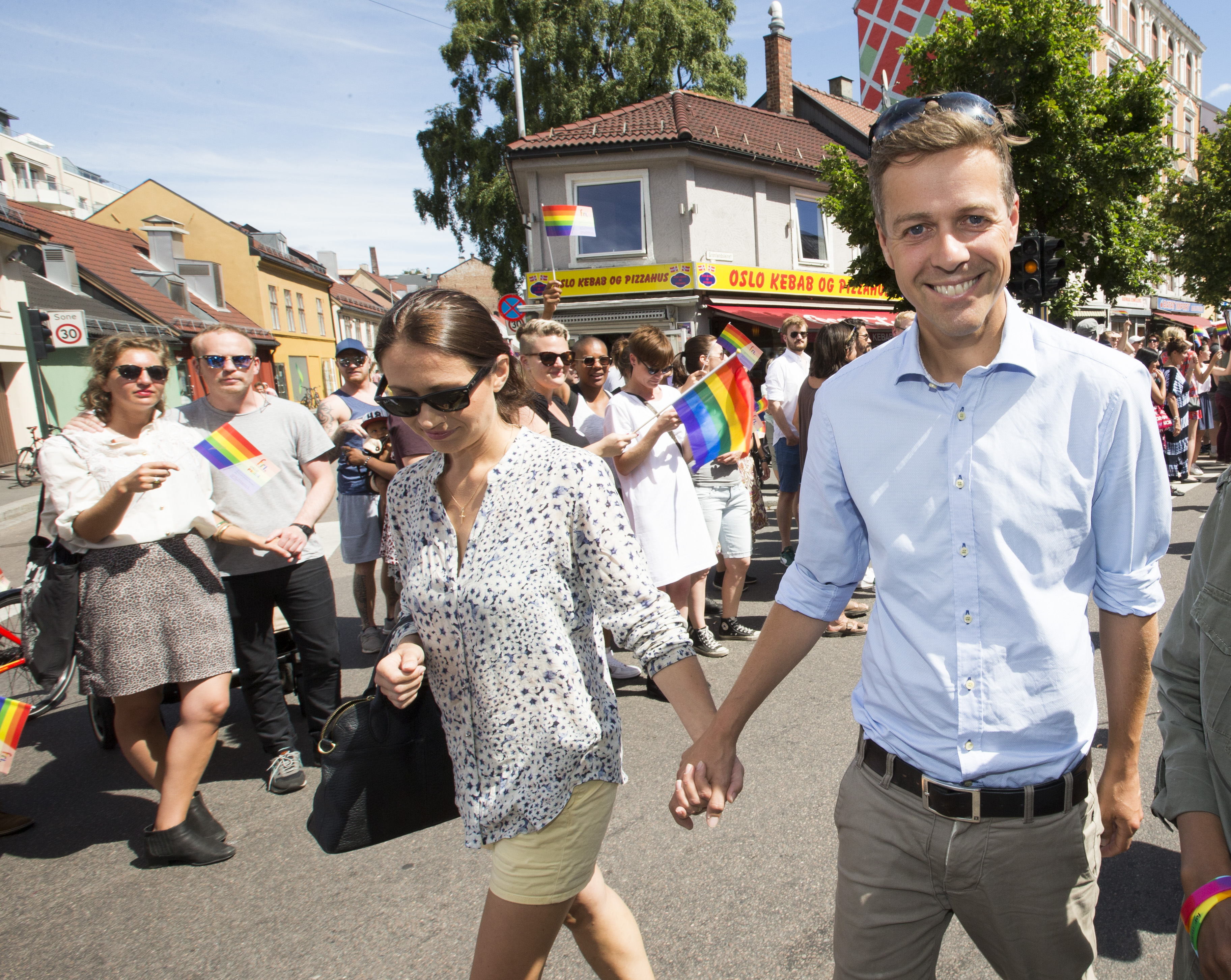 Oslo  20160625.
KrF-leder Knut Arild Hareide sammen med kona Lisa  . Oslo Pride-parade. Homofile, lesbiske, transpersoner og støttespillere deltok under lørdagens Pride-parade gjennom Grønland i Oslo.
Foto: Terje Bendiksby / NTB