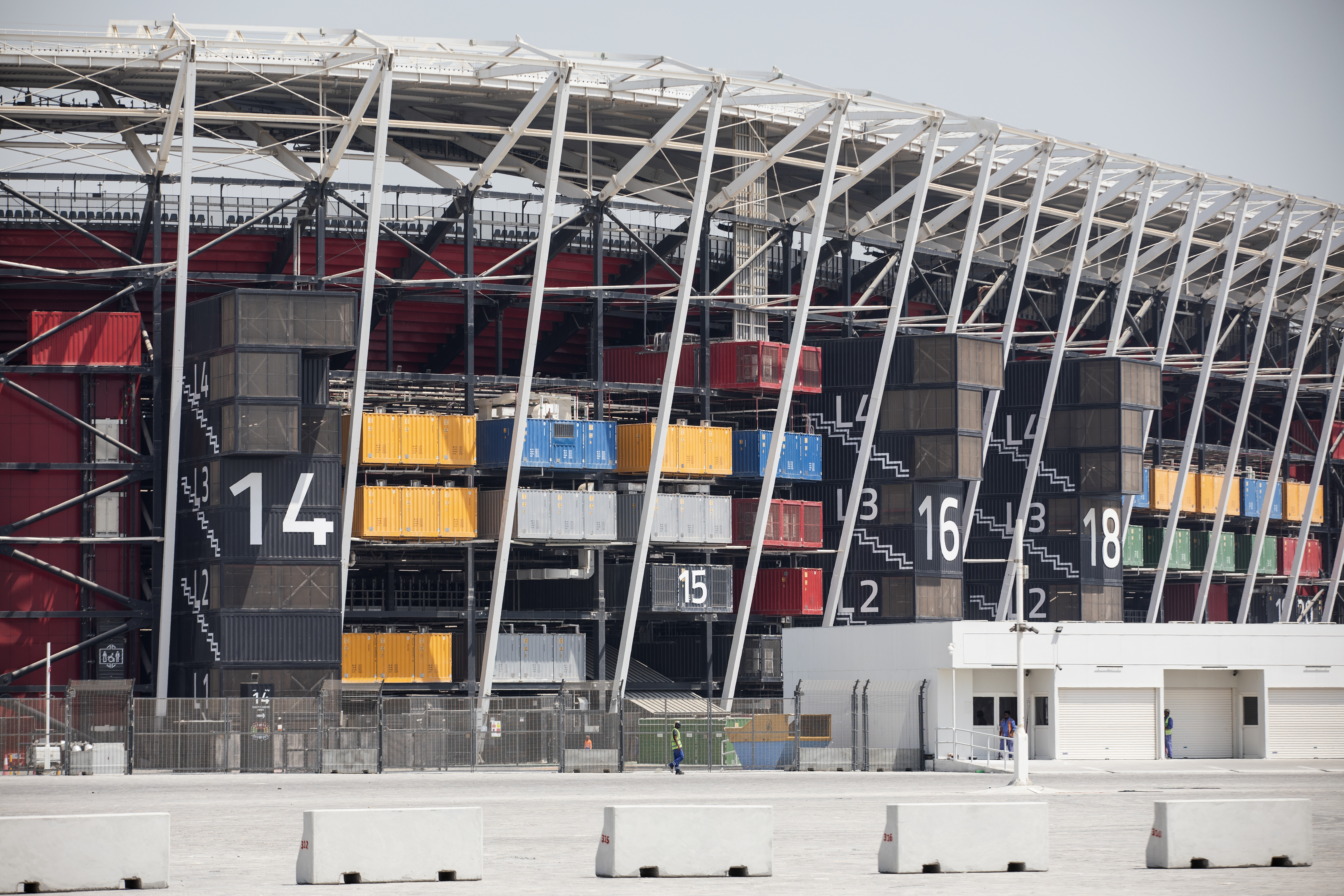 Gjestearbeidere i Nepal dør av hete mens de bygger arenaer til fotball-VM i Qatar.