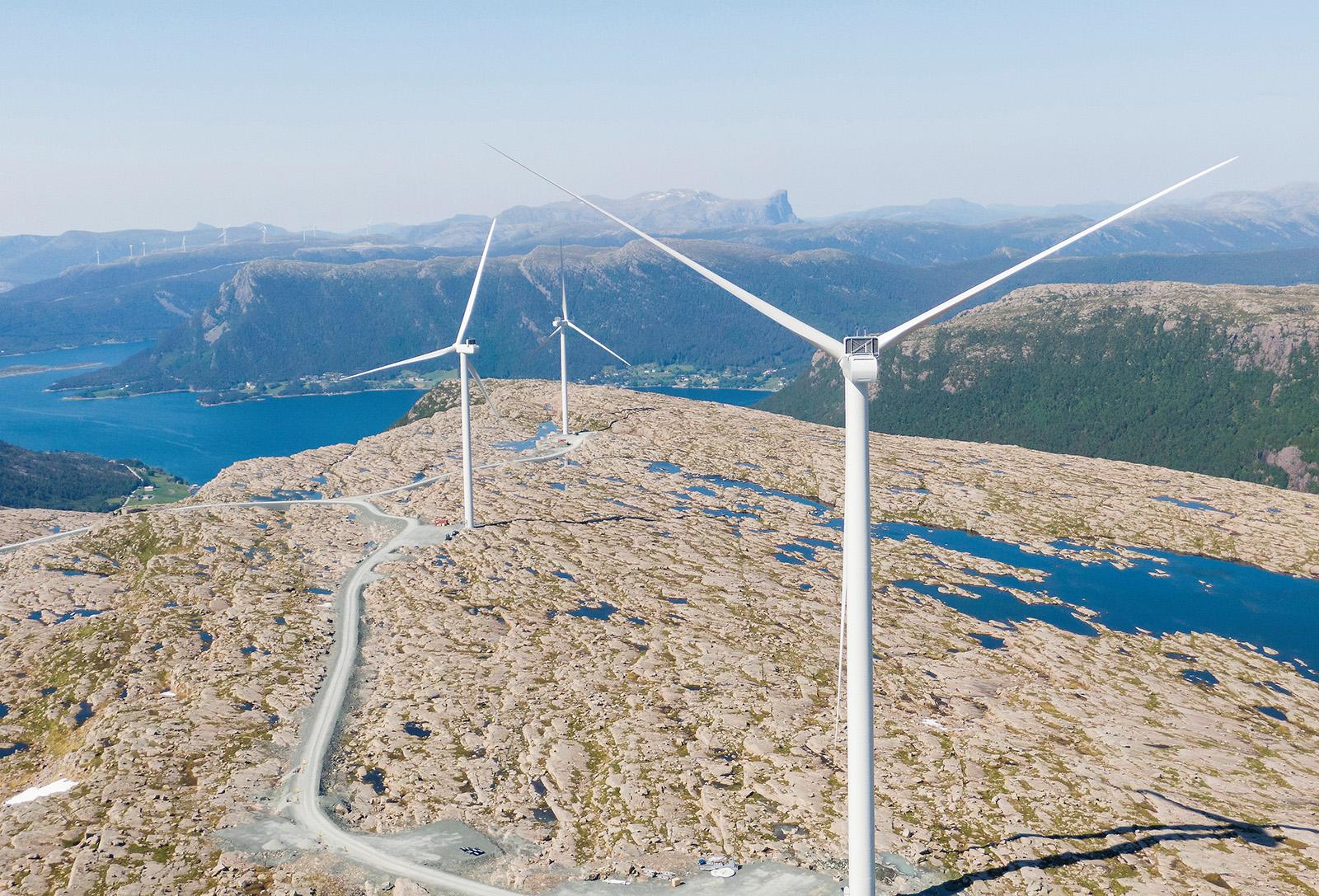 Florø 20200616. 
Arbeidet med å montere vindmøller pågår for fult på Guleslettene vindpark like ved Florø. Totalt skal det reises 47 vindmøller i dette området. Hvert tårn er 90 meter høyt.
Foto: Tore Meek / NTB scanpix