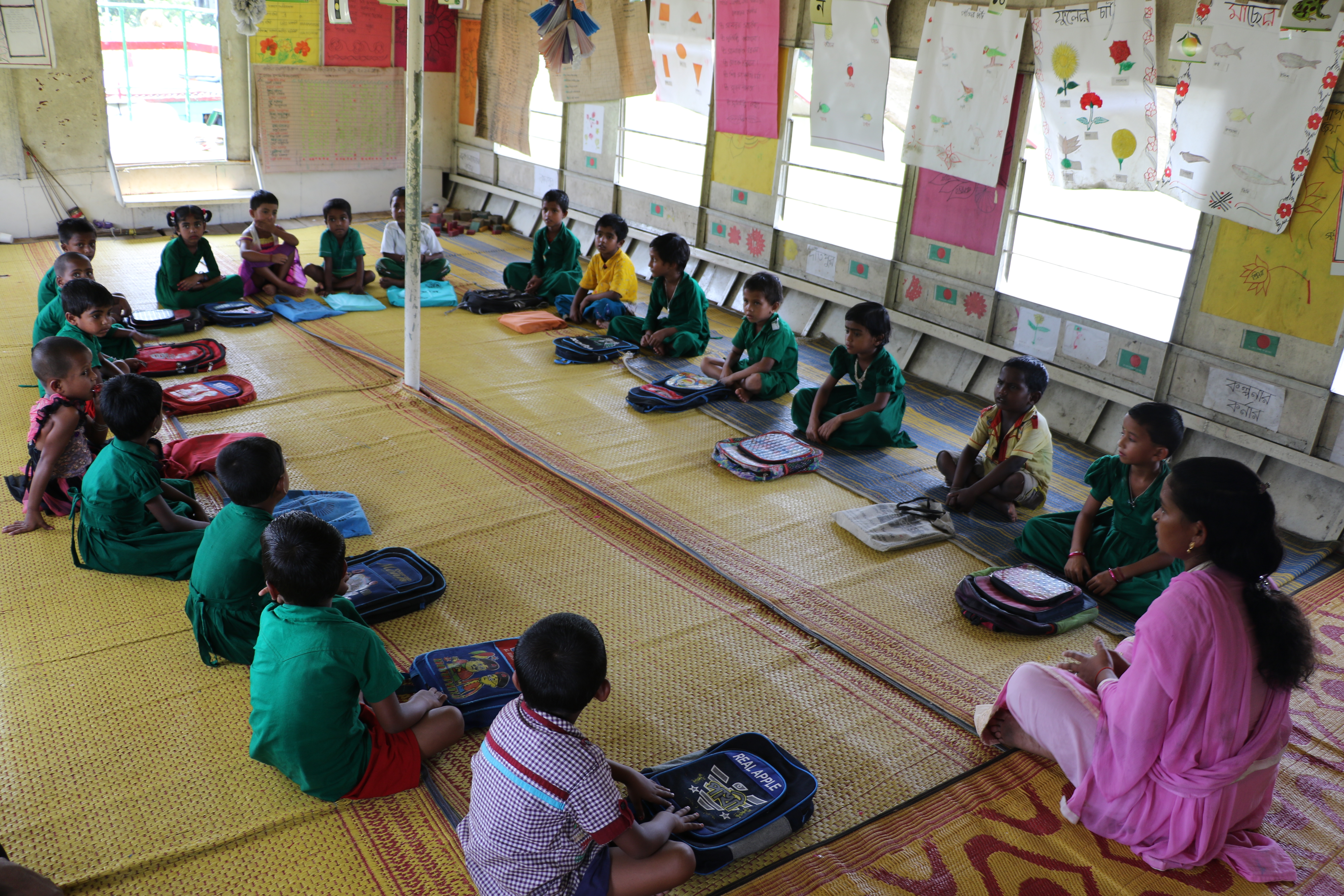 Førsteklassinger på en liten skole i Mymensingh, nord-øst for hovedstaden Dhaka i Bangladesh.