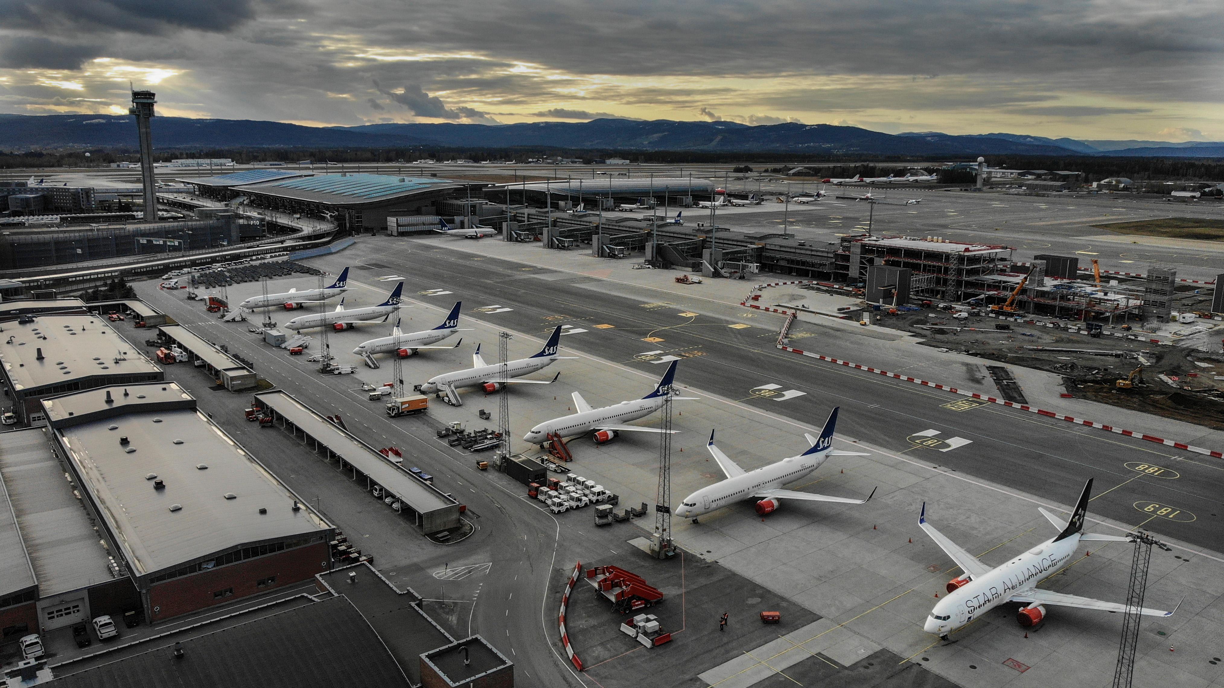 Oslo lufthavn Gardermoen 28 April 2020
Antall avganger på OSL er redusert med omlag 95% som følge av koronasituajsonen som har gjort at over 60 fly er parkert på Gardermoen. Antall passasjerer er kraftig redusert  og den ellers travle flyplassen har kun svært få bevegelser hver dag. 

Bildene er tatt med drone på tirsdag 27 og onsdag 28 april 2020. 

OBS! POOL BILDER - OPPTAK ER GJORT I SAMARBEIED MED AVINOR OG BILDENE ER TIL FRI REDAKSJONELT BRUK MOT KREDITERING AV FOTOGRAFEN. IKKE KOMMERSIELT BRUK ELLER UTLÅN/VIDERESALG