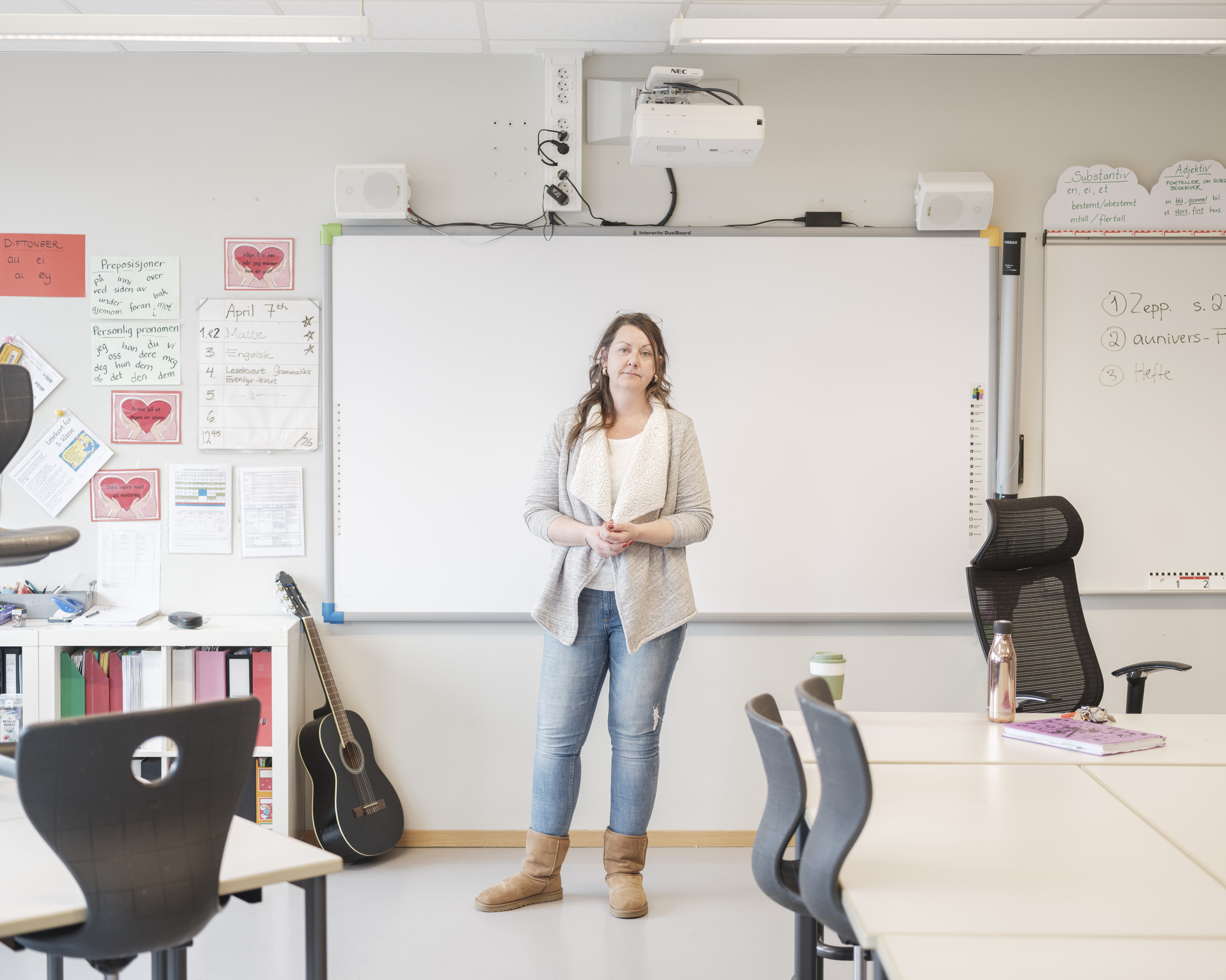 Den dagen jeg vinner i lotto, er min drøm å opprette min private døveskole der barn kan få være elever og oppleve noe av det samme fellesskapet jeg selv vokste opp i, sier May Karin Pilhaug.

Hun er selv døv, har jobbet som lærer i grunnskolen i over tjue år og mener situasjonen for døve og hørselshemmede barn bare blir mer og mer kritisk.

Dalen skole.