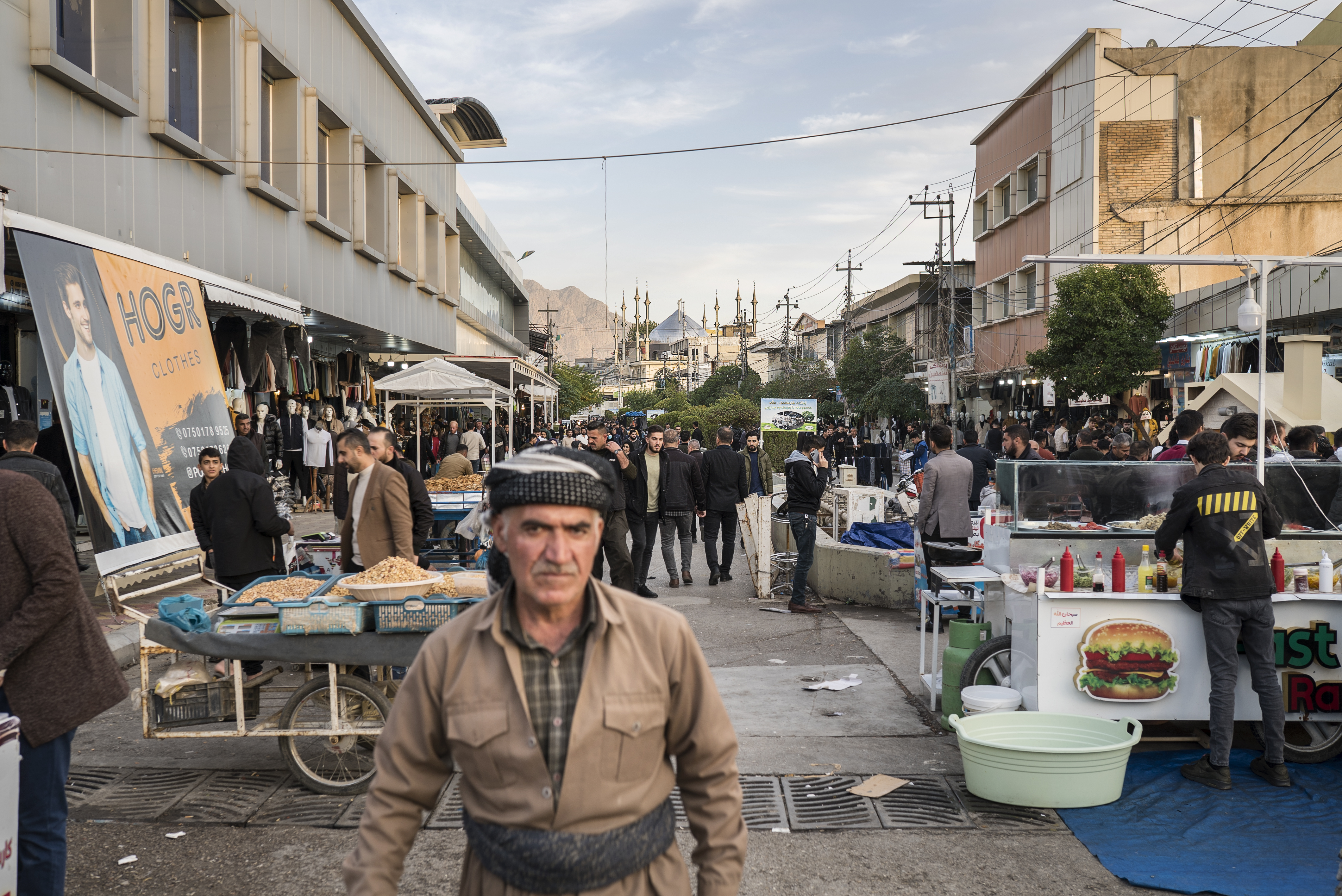 Ruas do mercado Ranya e a Grande Mesquita.  Milhares de emigrantes deixaram esta cidade e sua região para a Europa.