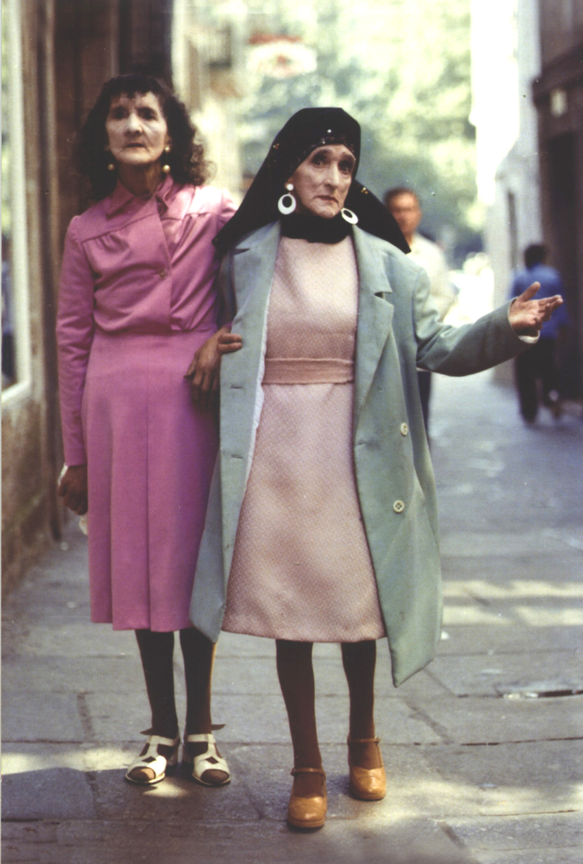 Coralia y Maruxa Fandiño, 'Las Marías', pasean por Santiago de Compostela en 1961 en una imagen atribuida a Xosé Guitián.
