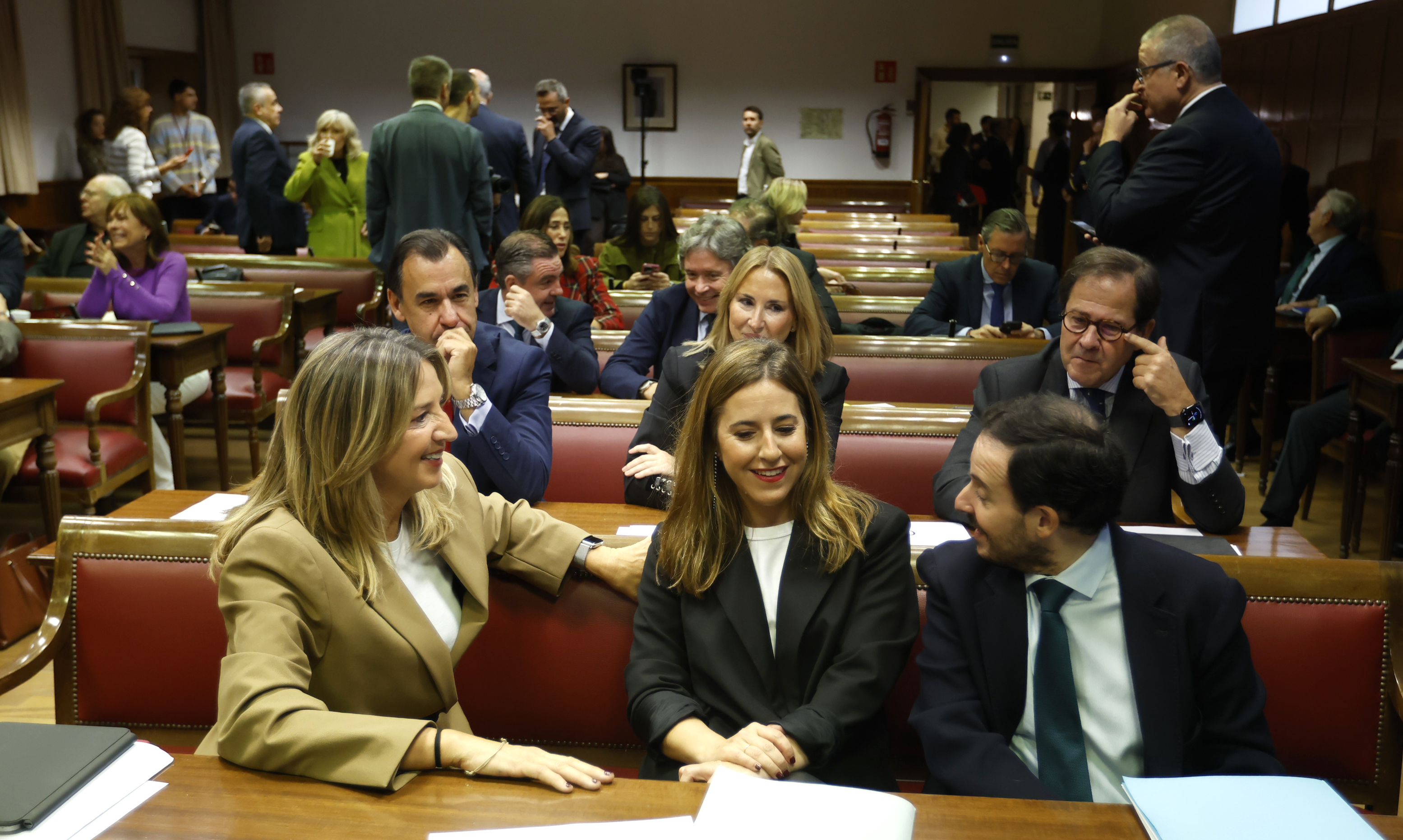 Alicia García, portavoz del PP en el Senado, en el centro.