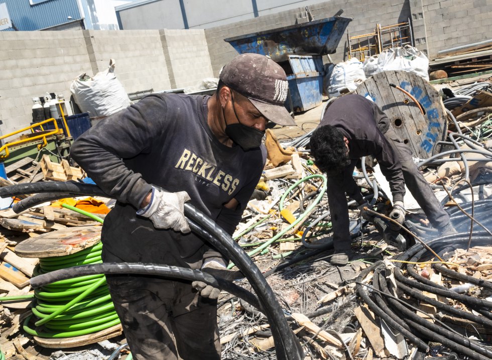 Operariso pelando cables de cobre. 