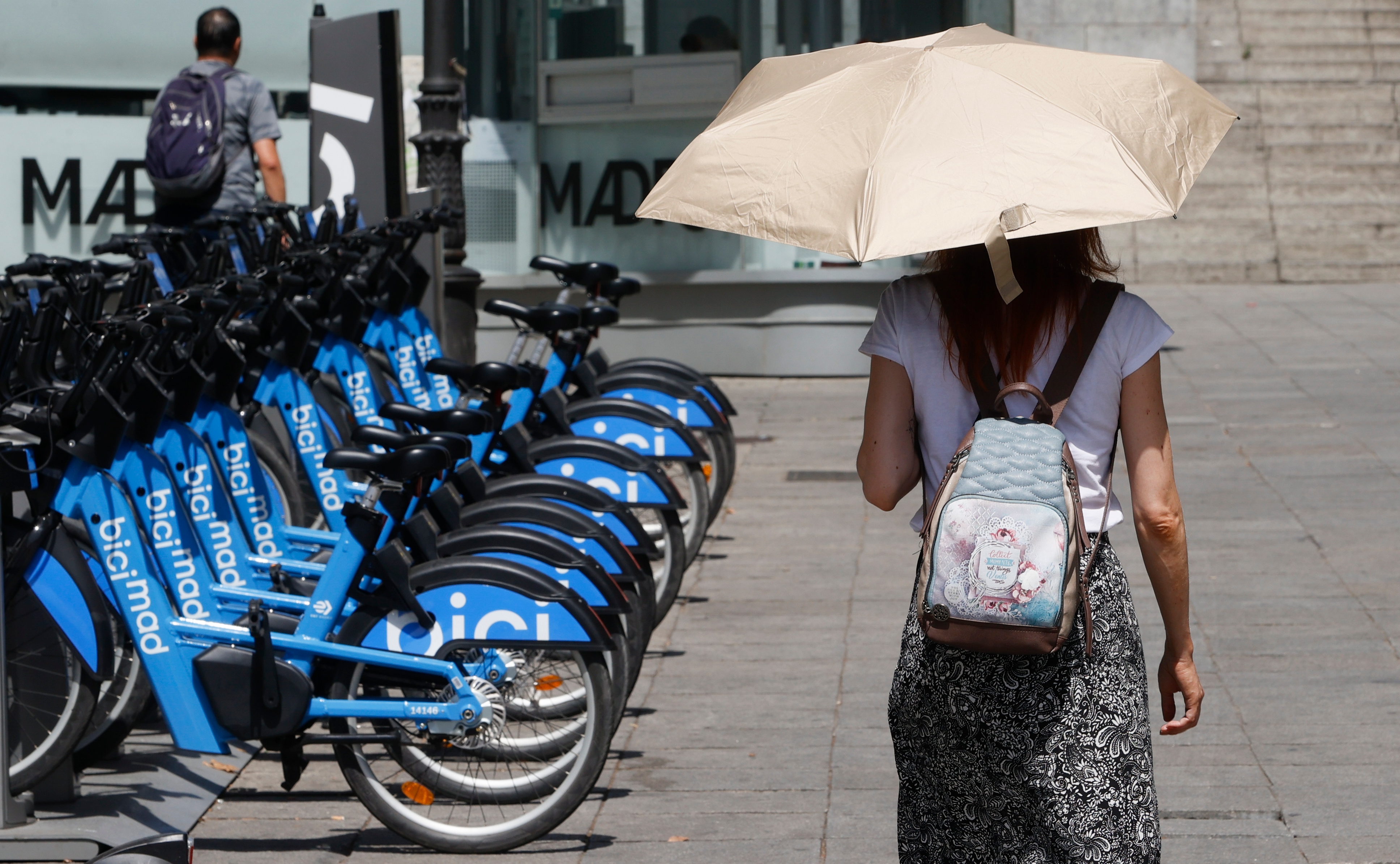 Una mujer se protege del sol con un paraguas mientras camina por el centro de Madrid, el martes pasado.. 
