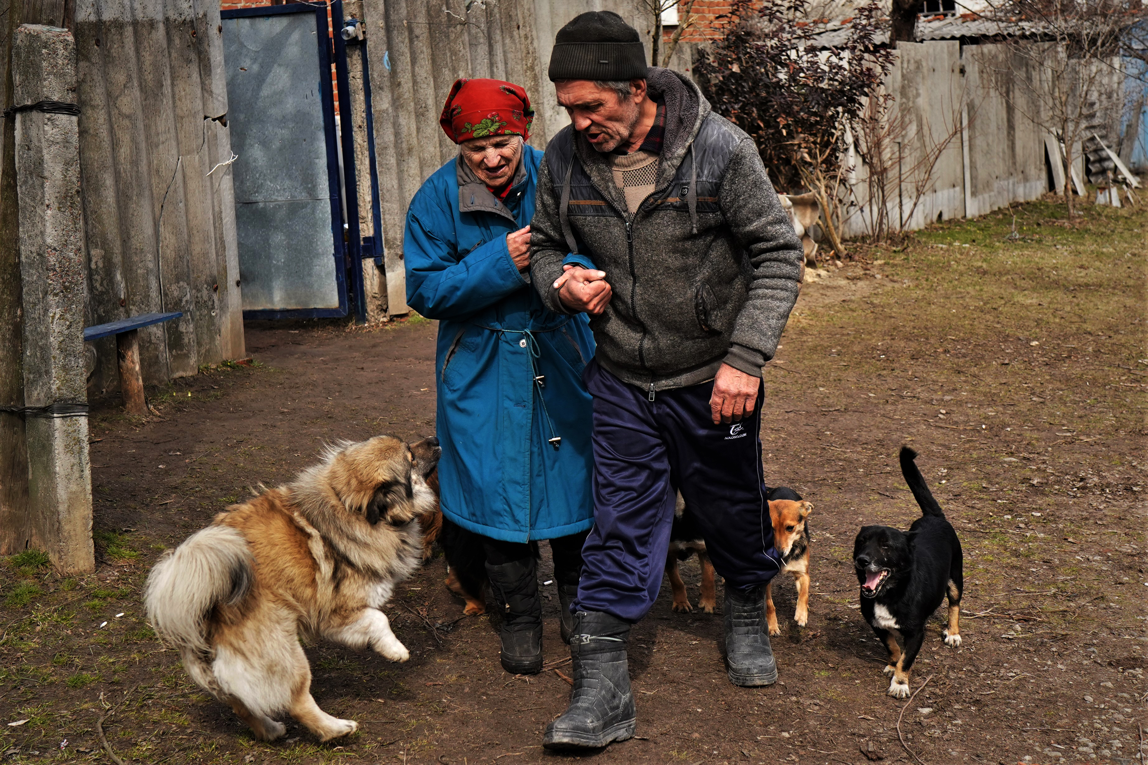Melania Yakovchuk, 80, de braços dados com seu filho Fedor, 60, durante a evacuação de Dvorichna, na frente de Kharkiv, em 21 de março.